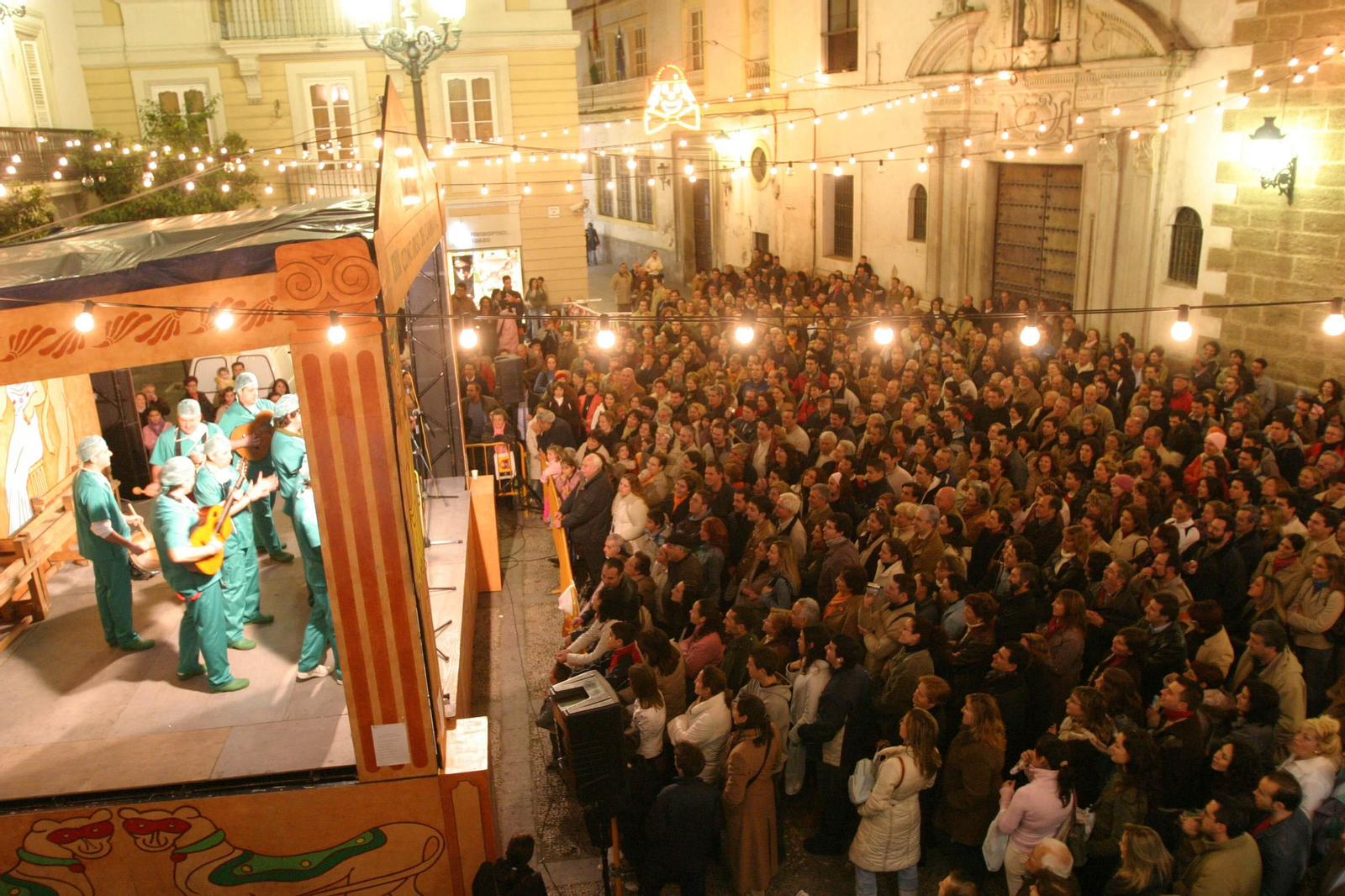 La tradicional final de coplas de los premios Unicaja en la plaza de San Agustín, otro evento multitudinario que en los tiempos que corren nos producen añoranza.