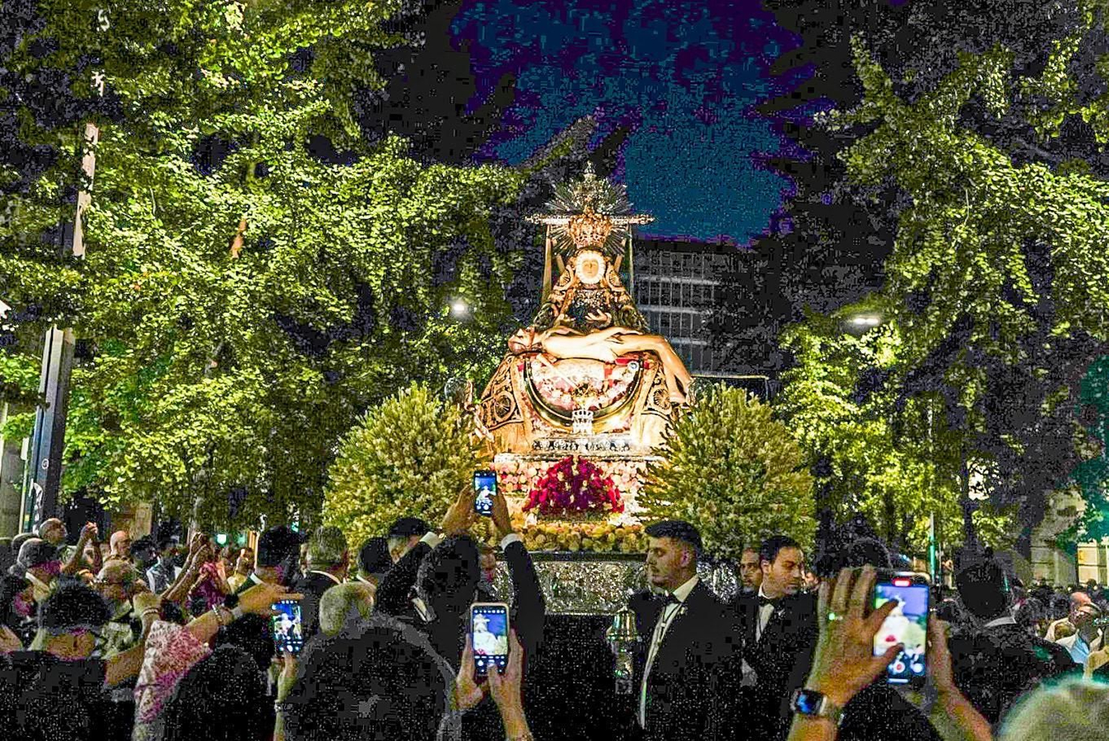 La procesión de la Virgen de las Angustias por Granada, en imágenes