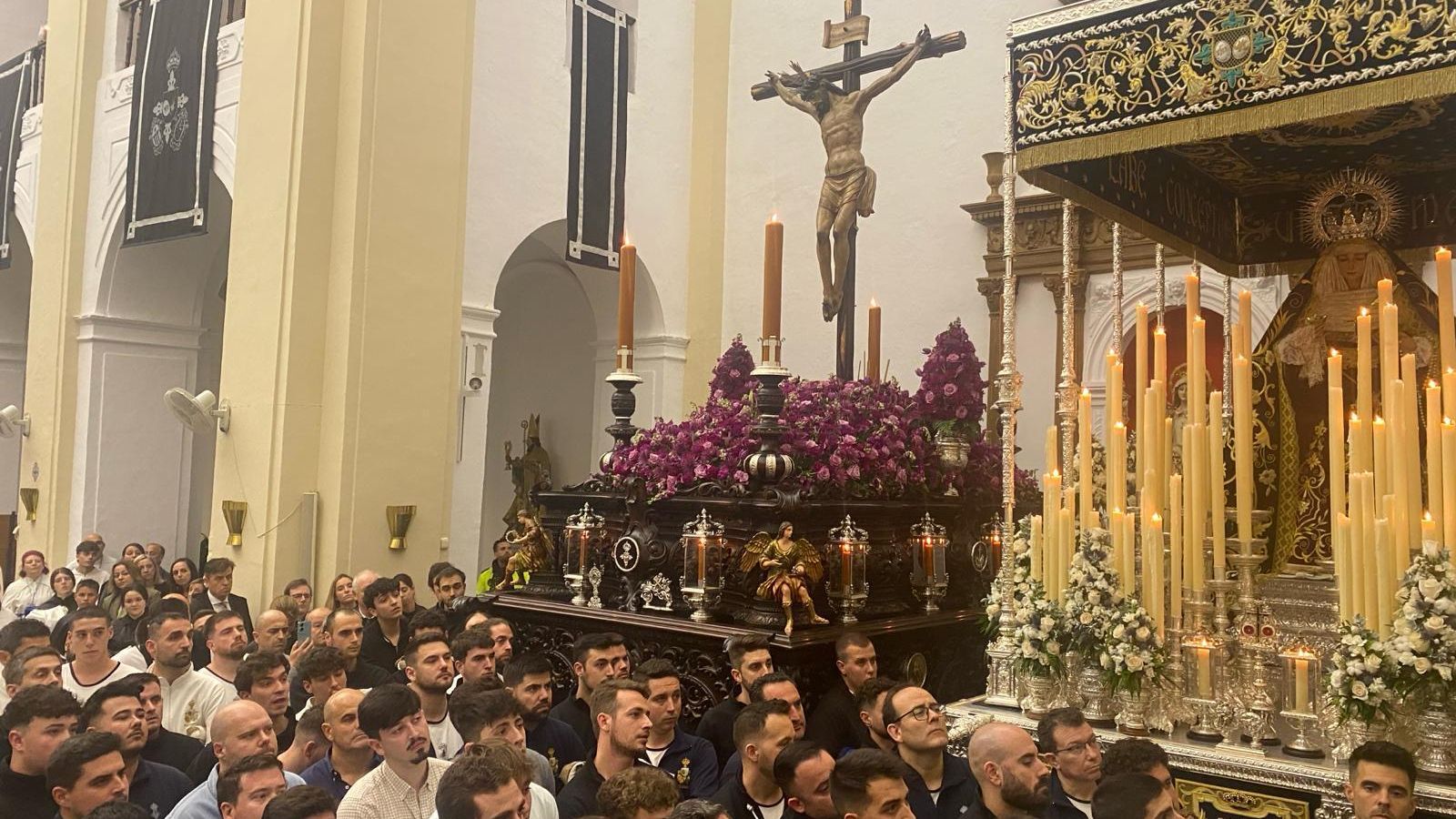 Los hermanos reciben la triste noticia de no salir a la calle. Los hermanos reciben la triste noticia de no salir a la calle.