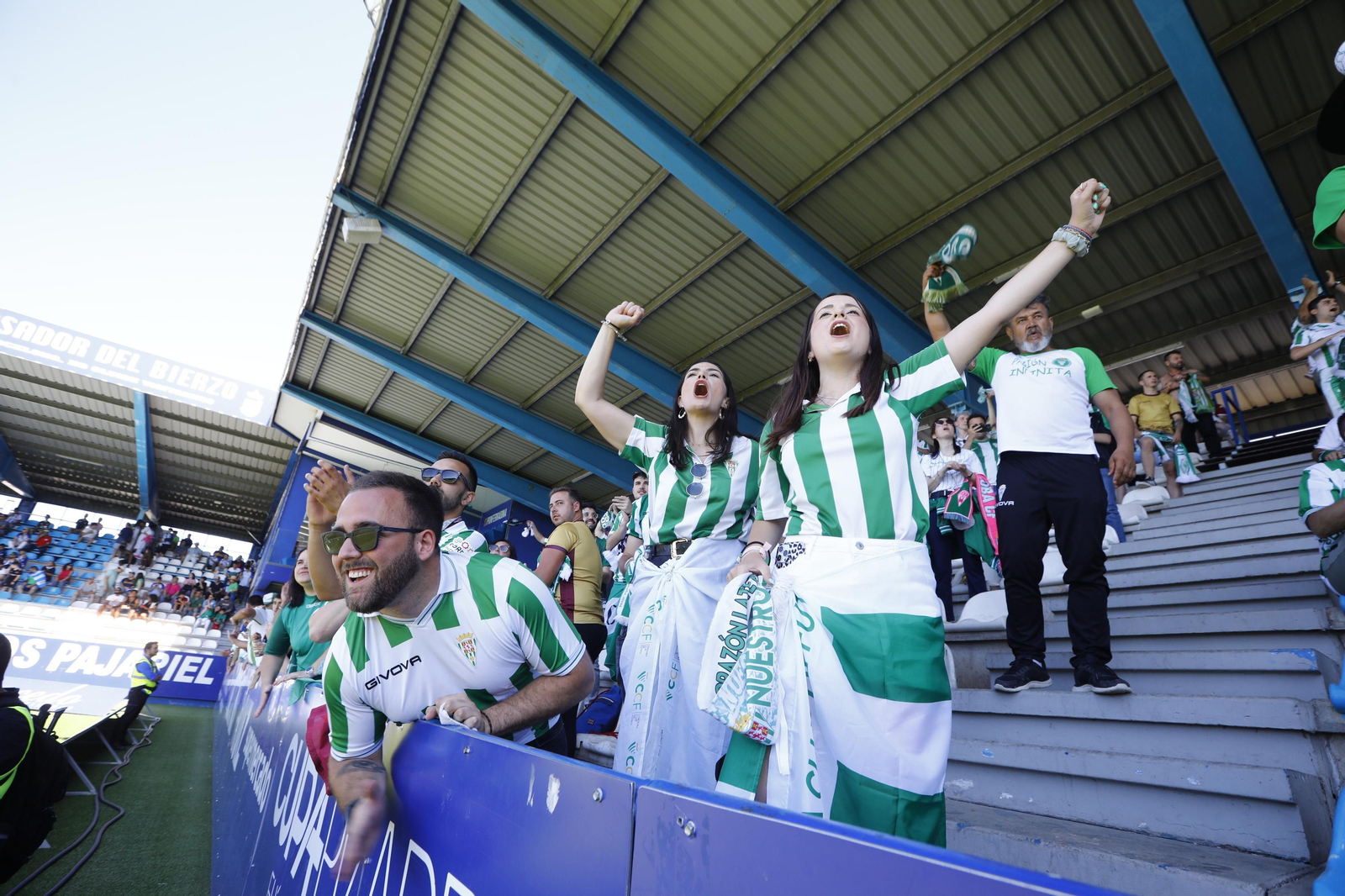 Las mejores fotos de la afición del Córdoba CF en el partido ante la Ponferradina en El Toralín Las mejores fotos de la afición del Córdoba CF en el partido ante la Ponferradina en El Toralín