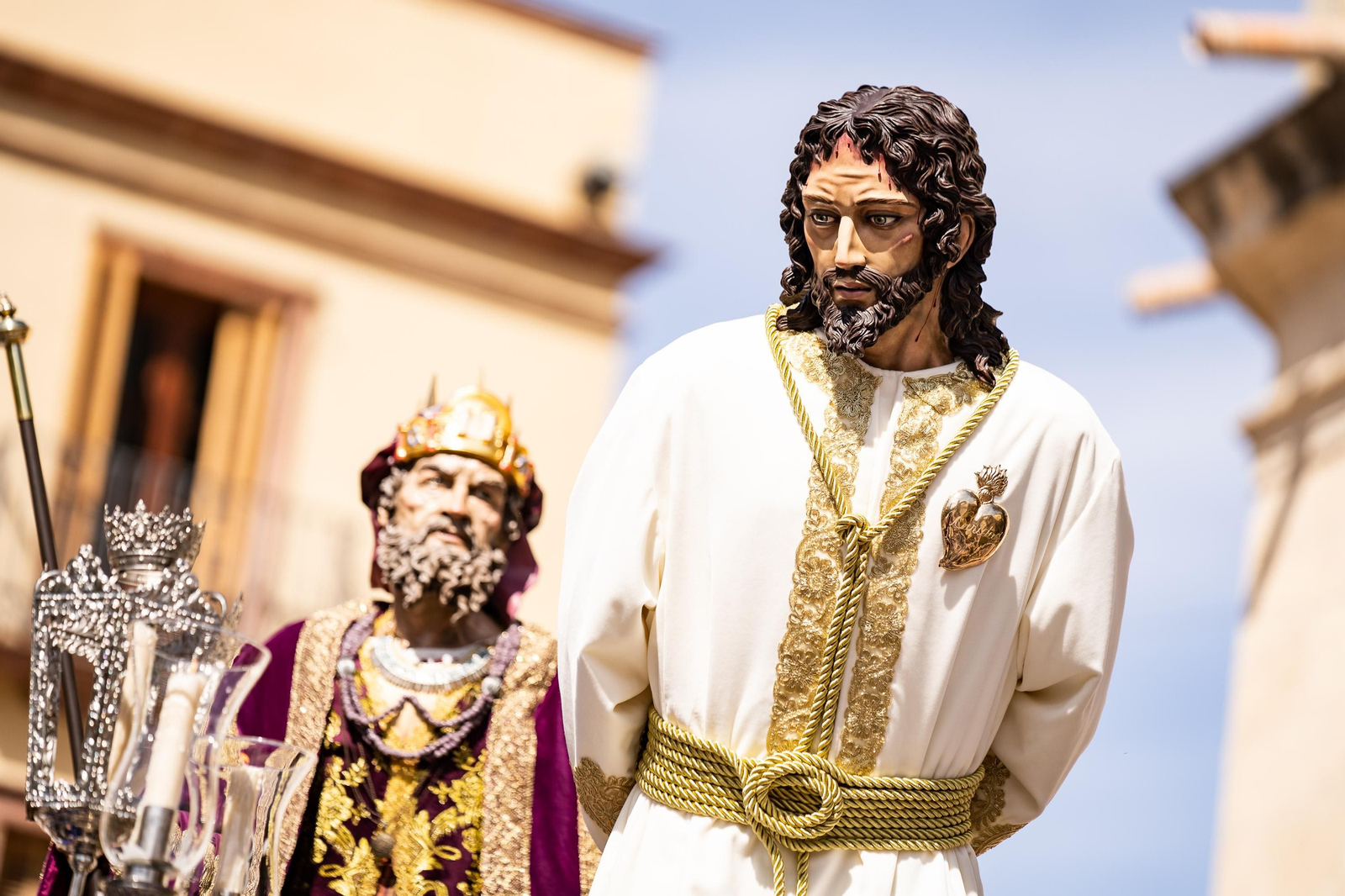 Jueves Santo en Lucena: La procesión de Jesús de la Caridad, en imágenes