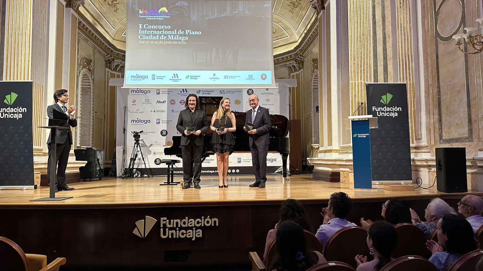 Comité de honor del certamen.