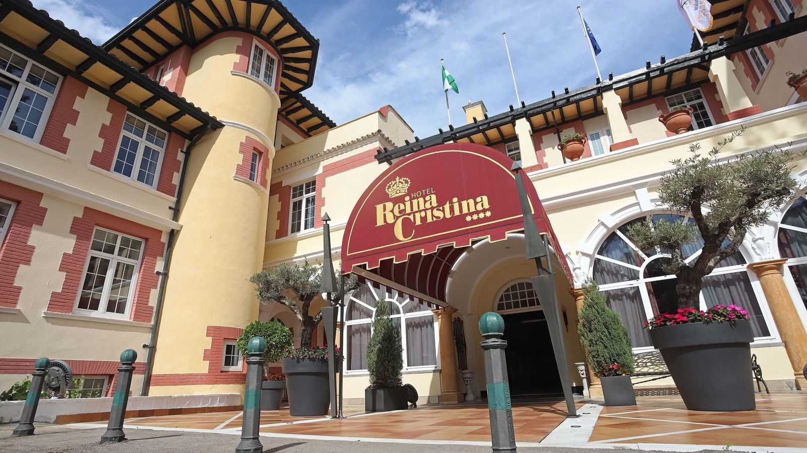 La entrada al Hotel Reina Cristina.