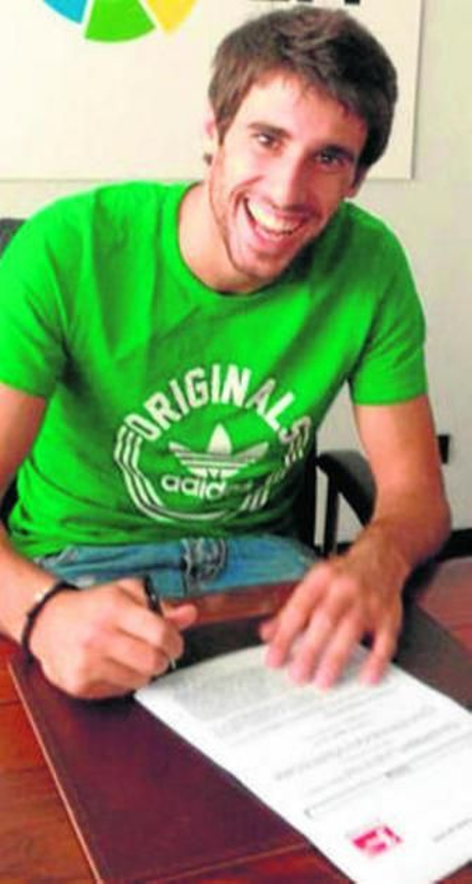 Javi Martínez firma su contrato.