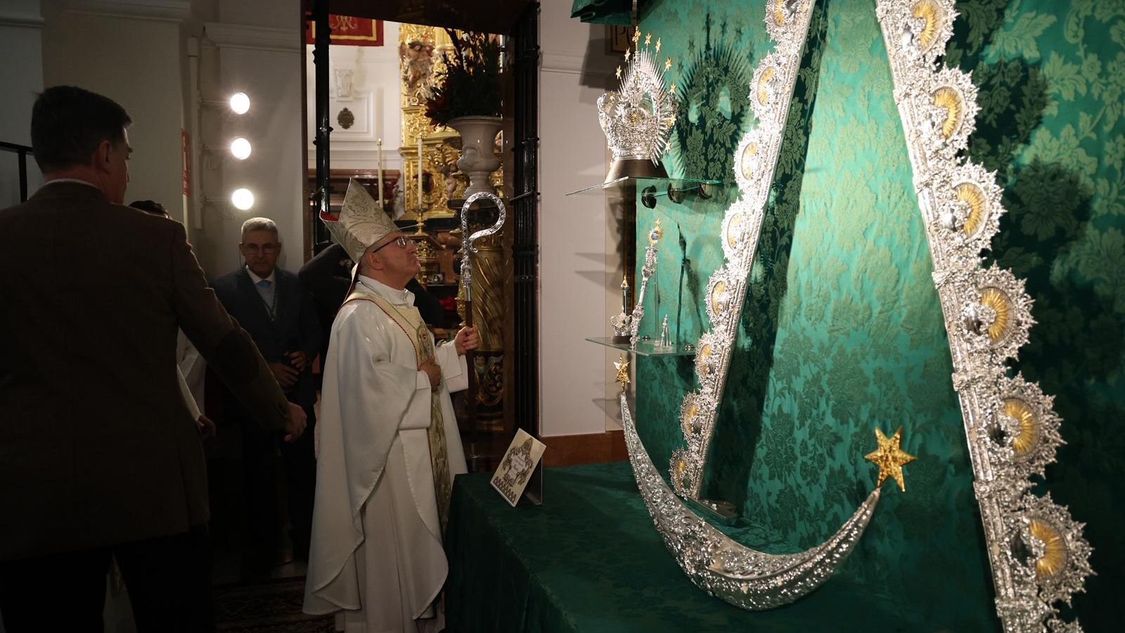 El obispo durante la bendición.