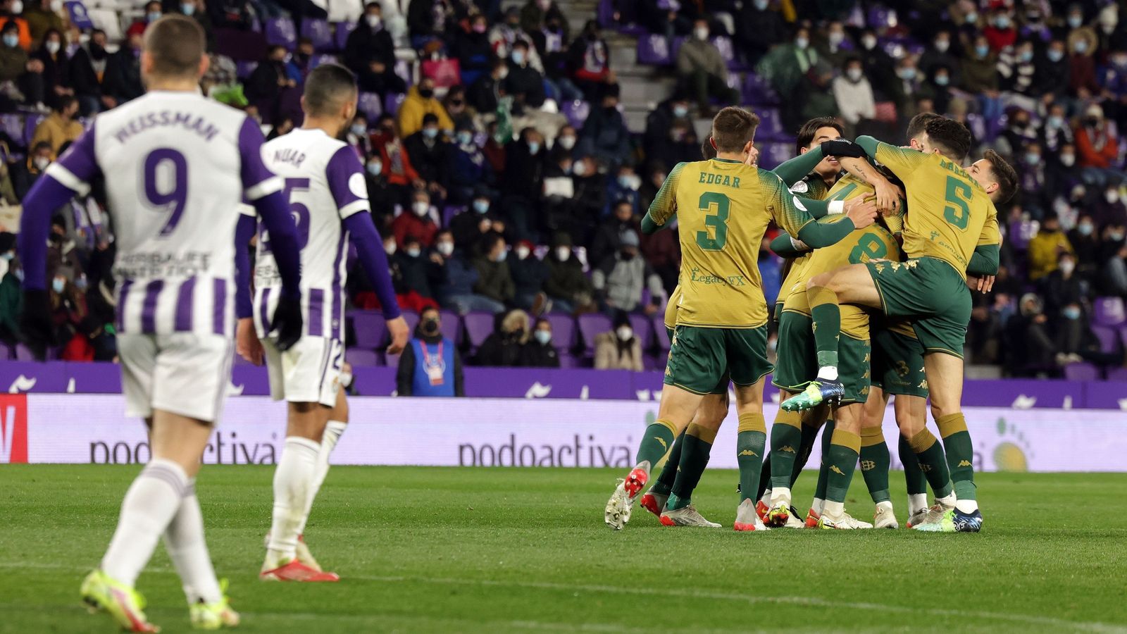 Los jugadores béticos celebran un gol.