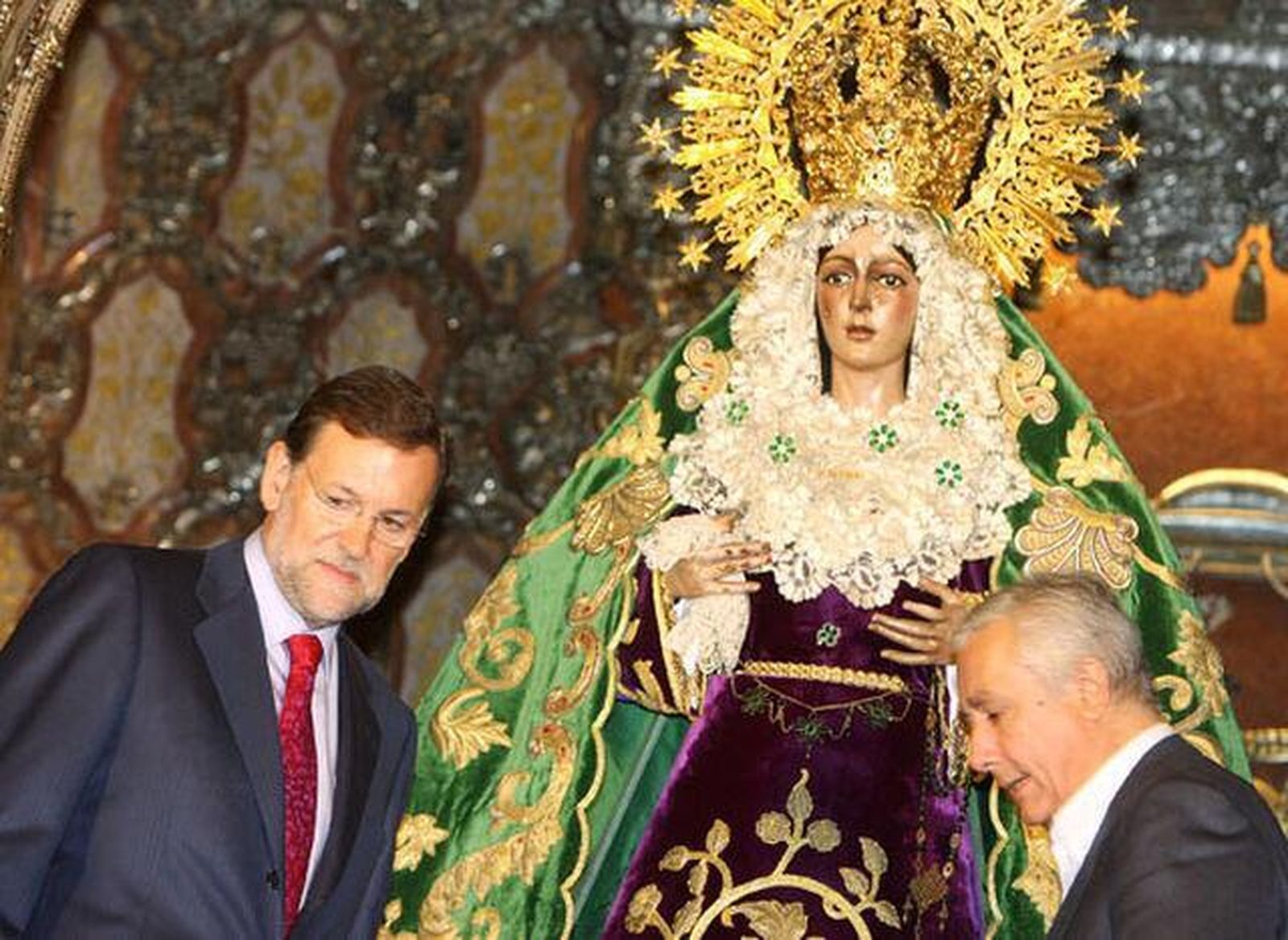 Rajoy y Arenas en el camarín de la Macarena