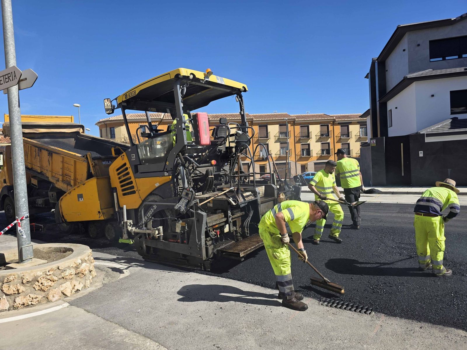 Unos operarios, en plena labor de asafaltado.