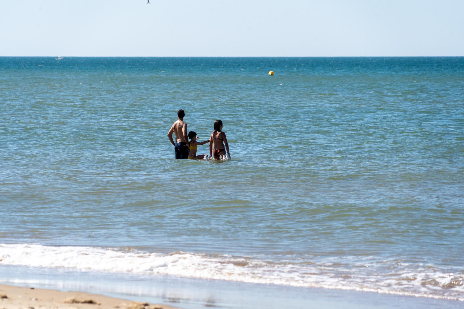 La Playa de la Bota este domingo, soleada, viva&nbsp;y&nbsp;con&nbsp;brisa