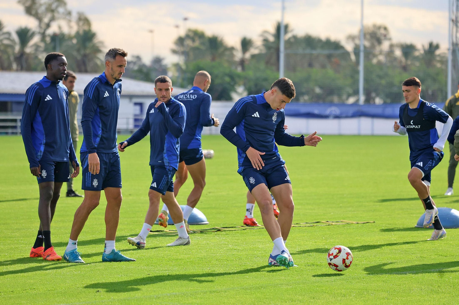 Imágenes del entrenamiento del Recre en la Ciudad Deportiva Francisco Mendoza