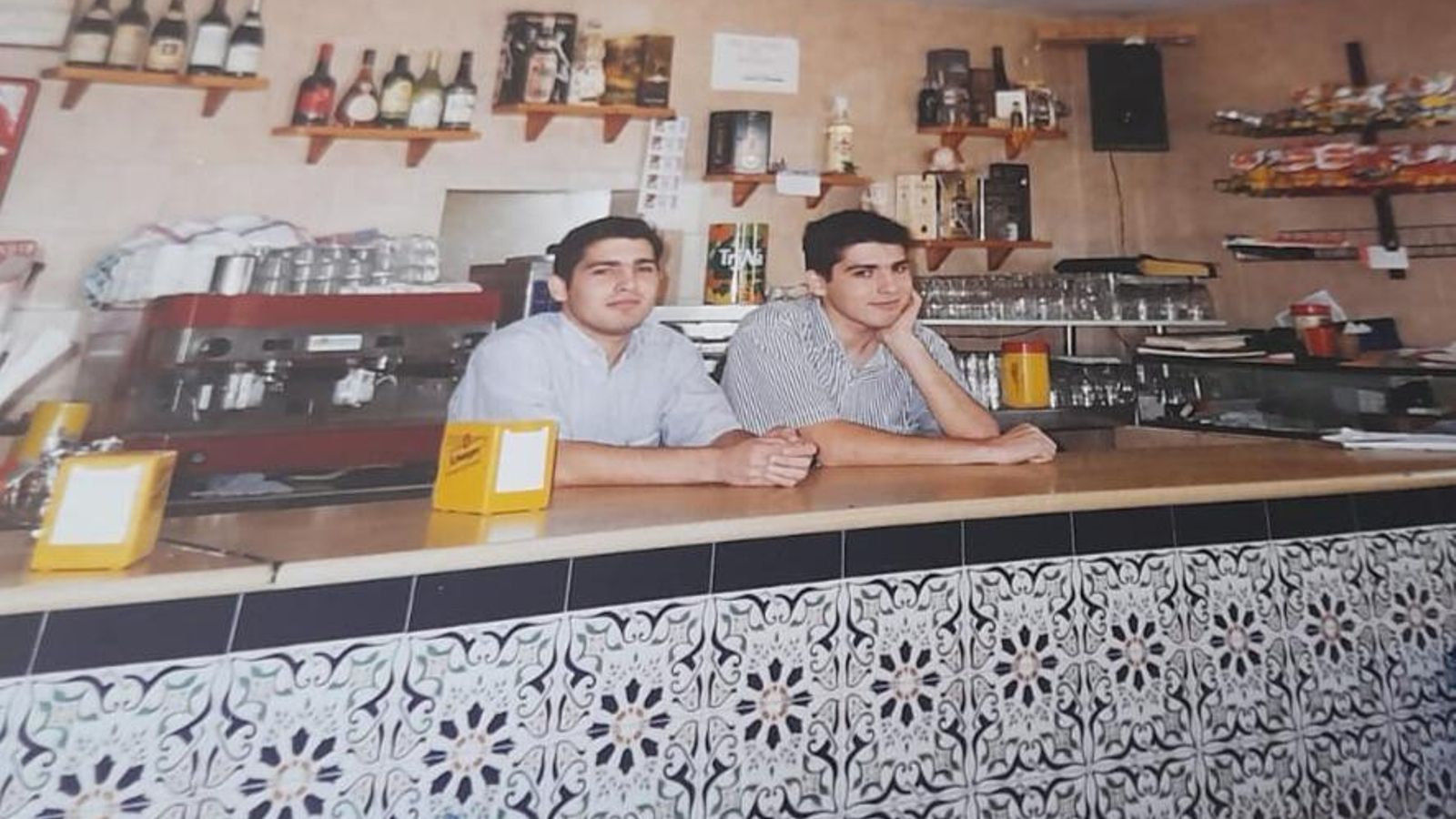 Los hijos del matrimonio trabajando tras la barra del bar. Los hijos del matrimonio trabajando tras la barra del bar.
