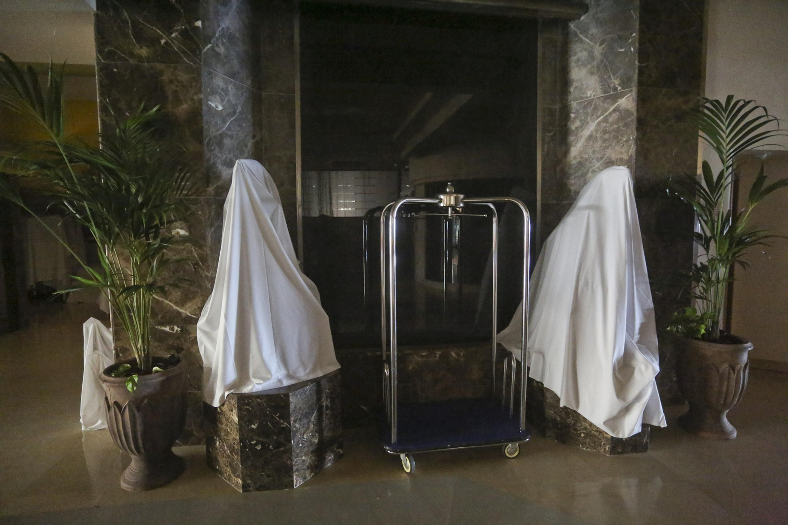 Sábanas blancas visten el hotel Amaragua de Torremolinos, cerrado por el coronavirus, en fotos