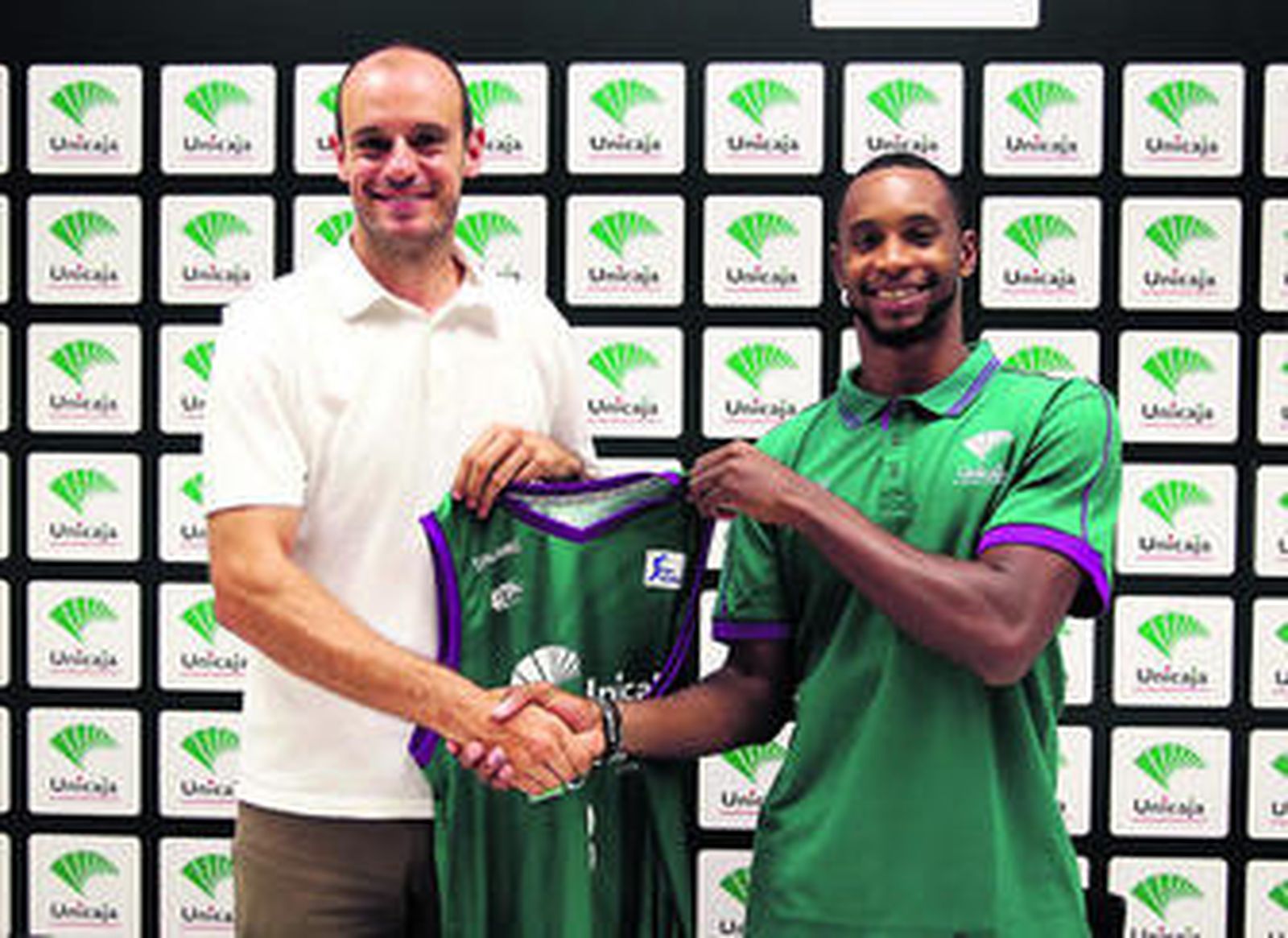 Jiménez, al lado de Kyle Fogg.