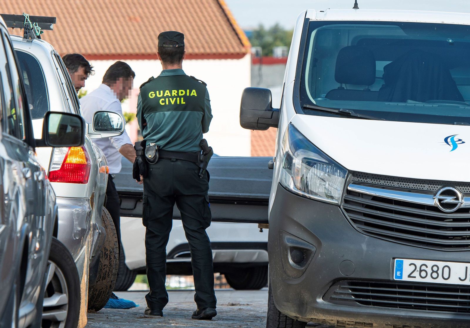 El momento en que fue sacado el cadáver de la vivienda en Gerena.