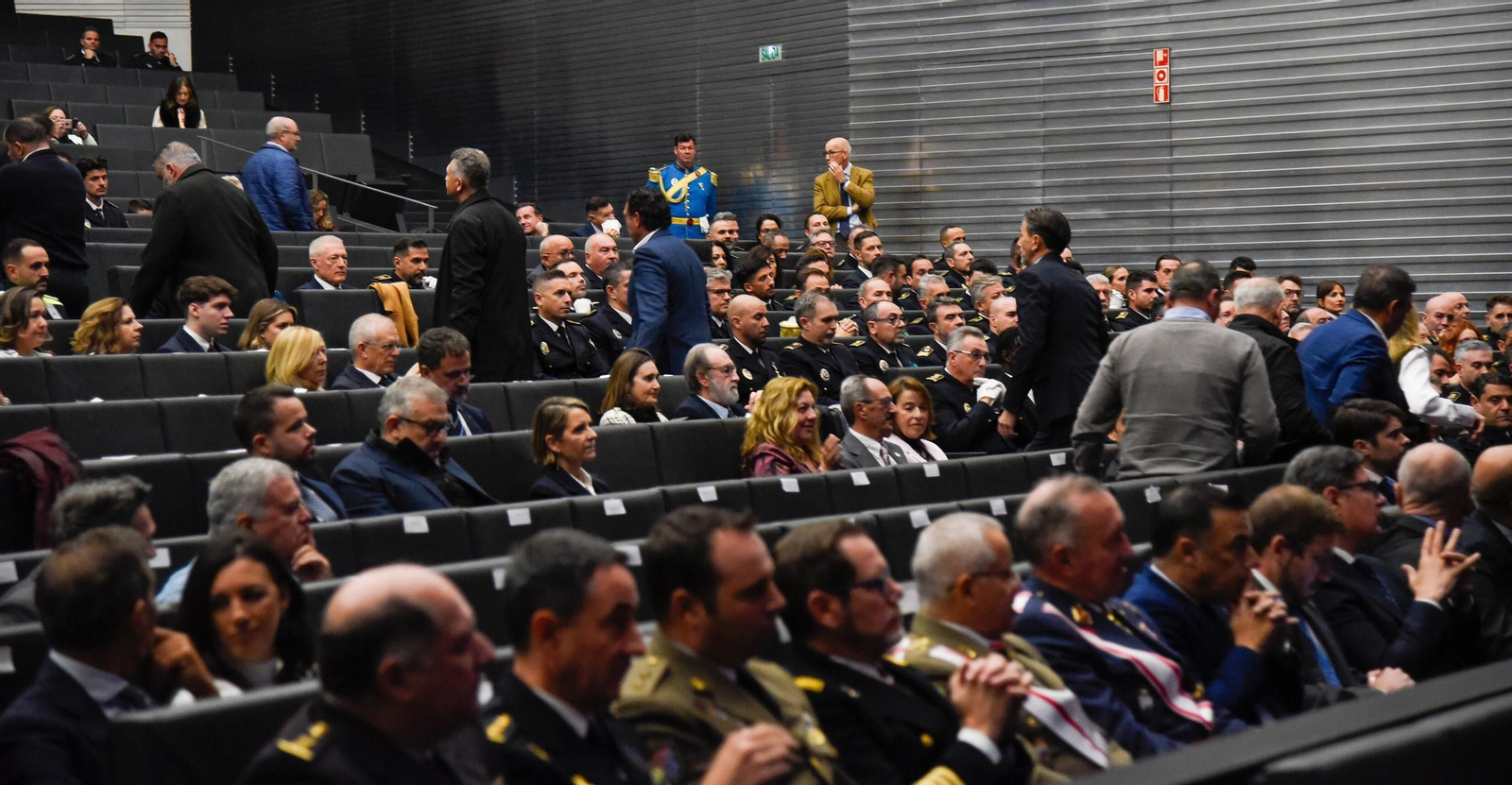 Momento en el que los representantes del Sppme se marchan del auditorio de Fibes, cuando empezaba el discurso del alcalde.