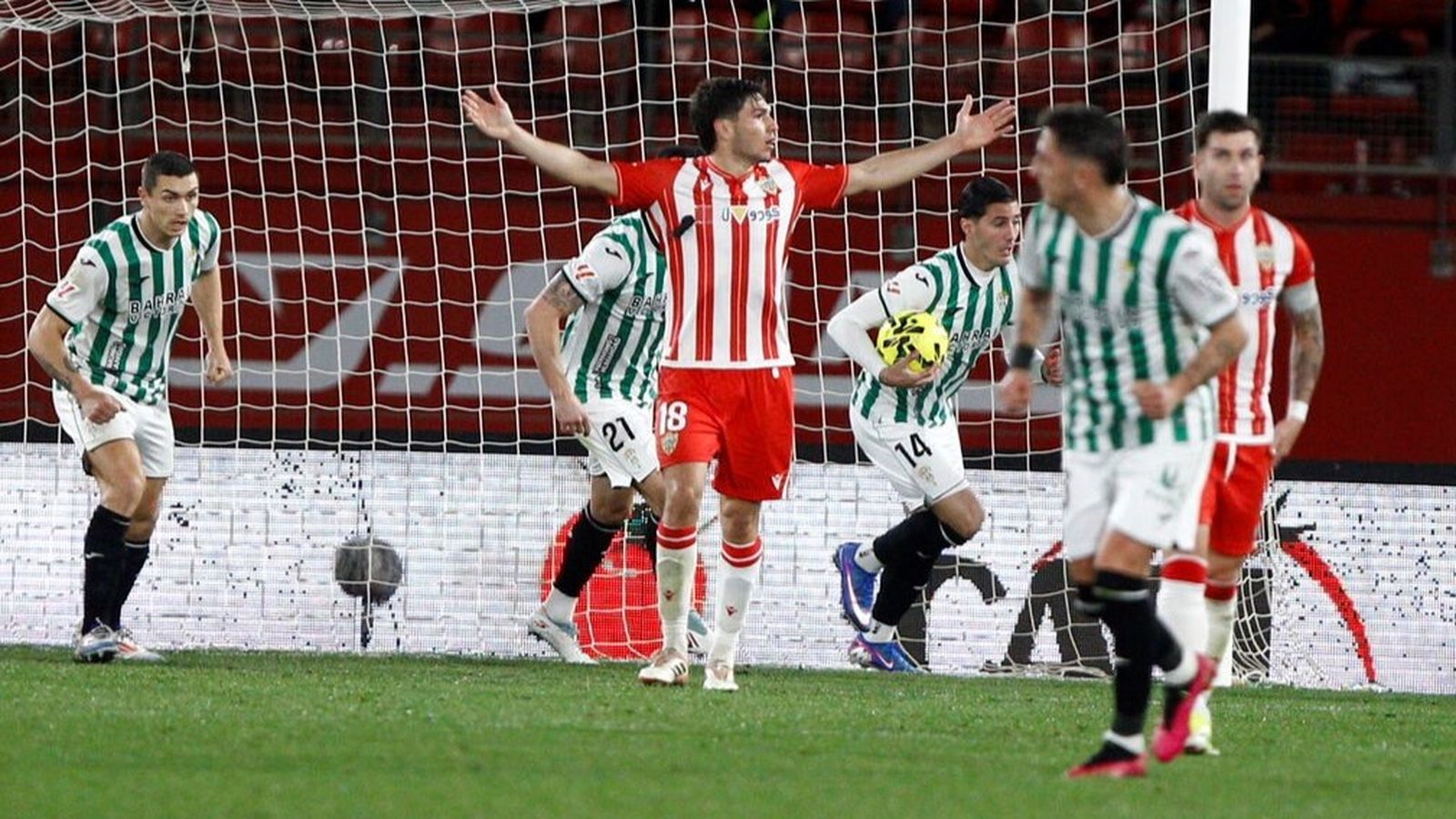 Guardiola recupera el balón para sacar rápido tras el gol del Córdoba CF al Almería.