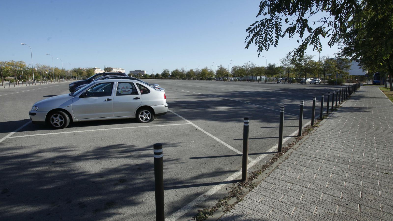 Varios coches aparcados en el aparcamiento de Abengoa, ahora a disposición de Lagoh.