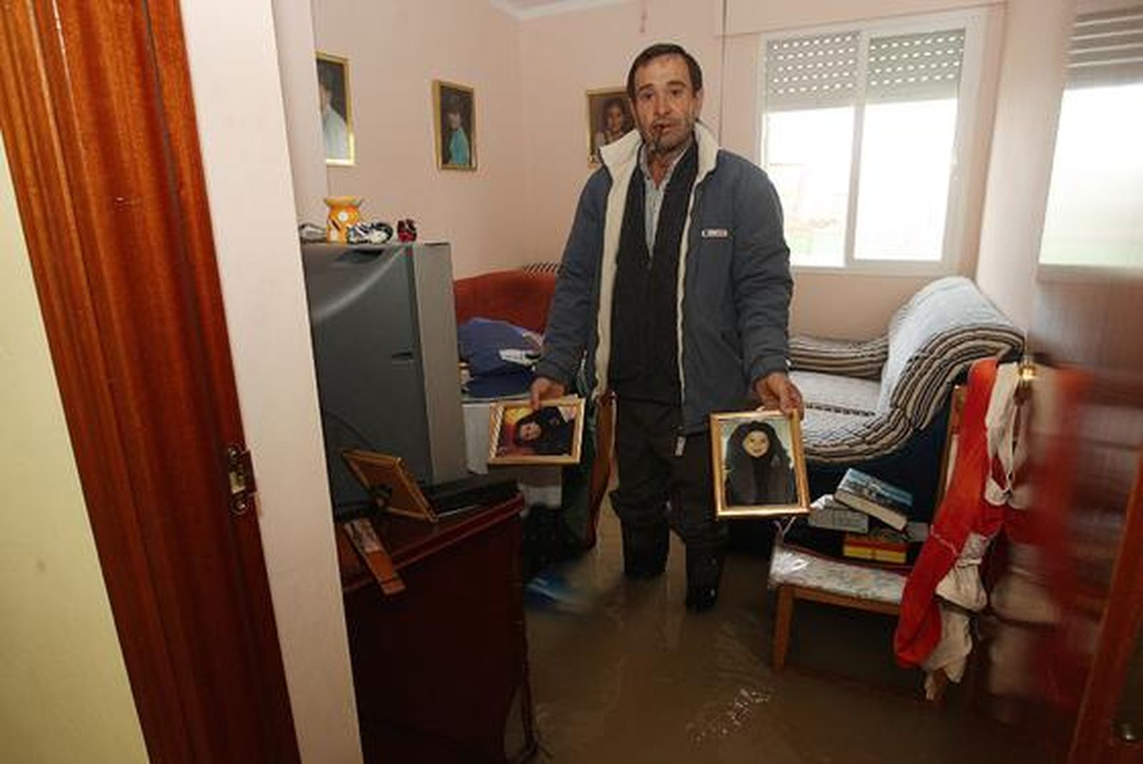 Un vecino muestra los destrozos causados por la crecida en su casa.

Foto: Juan Carlos Toro