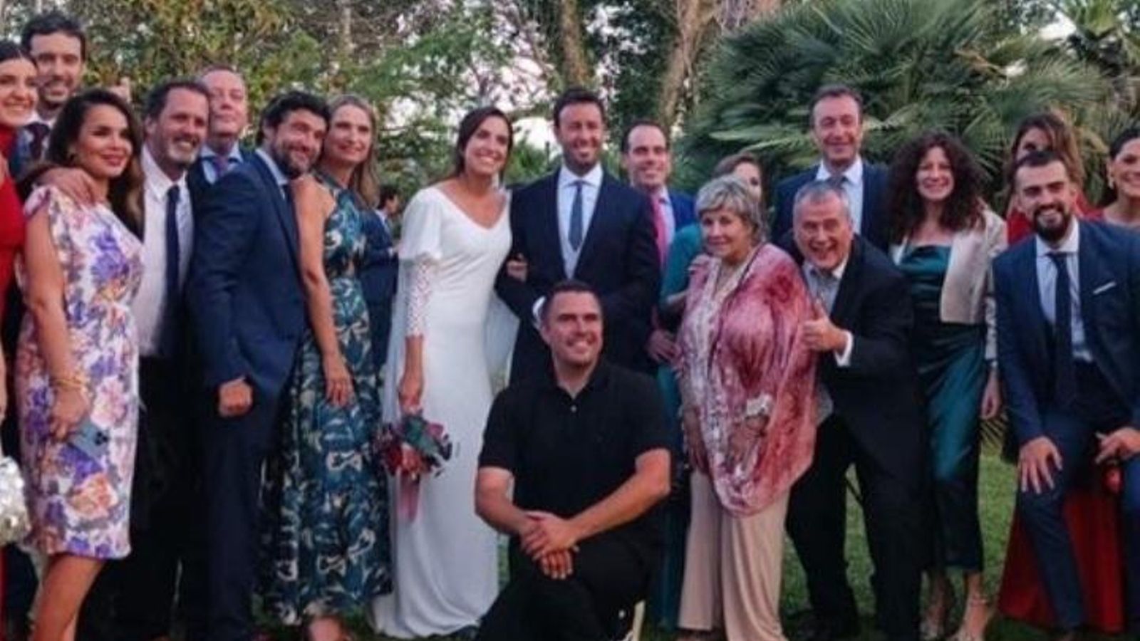 Compañeros de Mediaset rodean a los novios Compañeros de Mediaset rodean a los novios