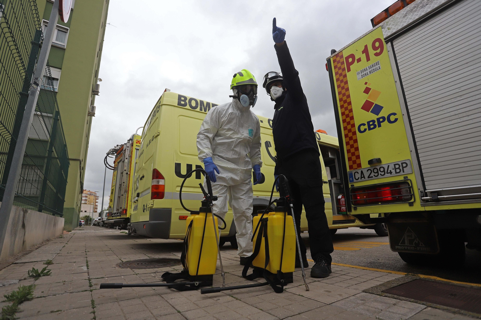 Un bombero de Algeciras se prepara para una desinfección preventiva en la residencia de mayores de San José Artesano, en Algeciras.