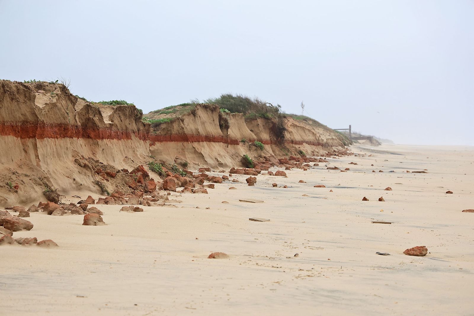 Destrozos en la playa de la Bota | Josué Correa