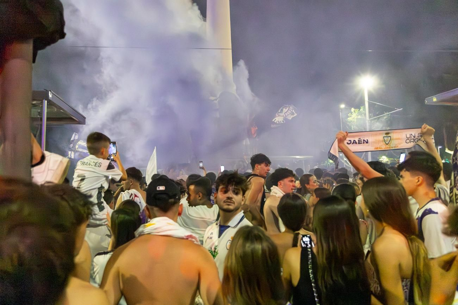 El éxtasis del Real Jaén en la Plaza de las Batallas