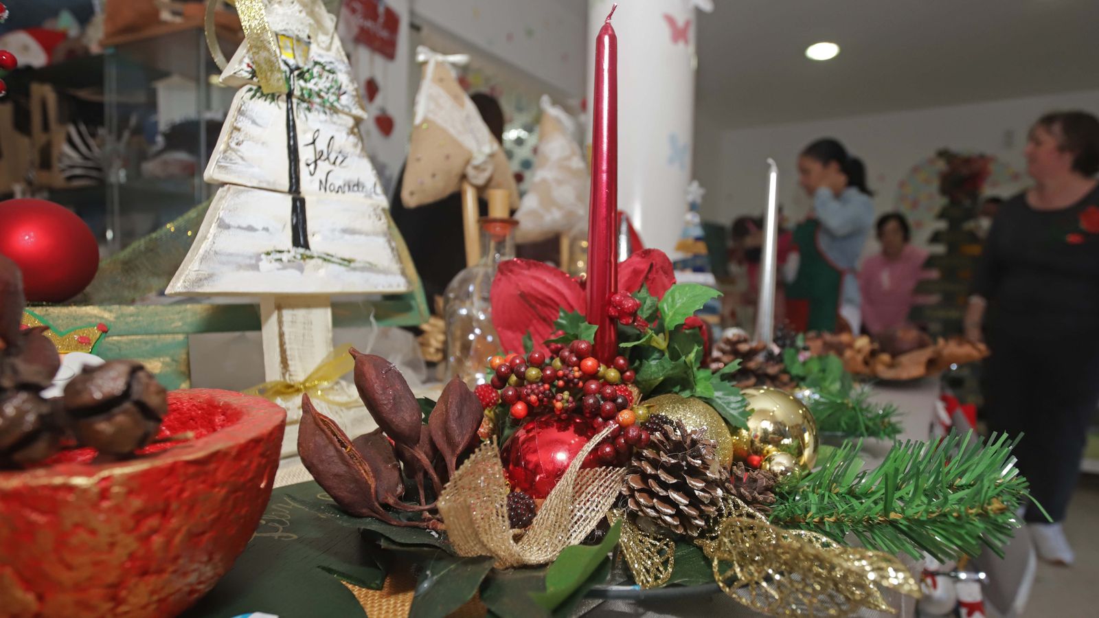 Venta de productos navideños solidarios de Apadis en Algeciras