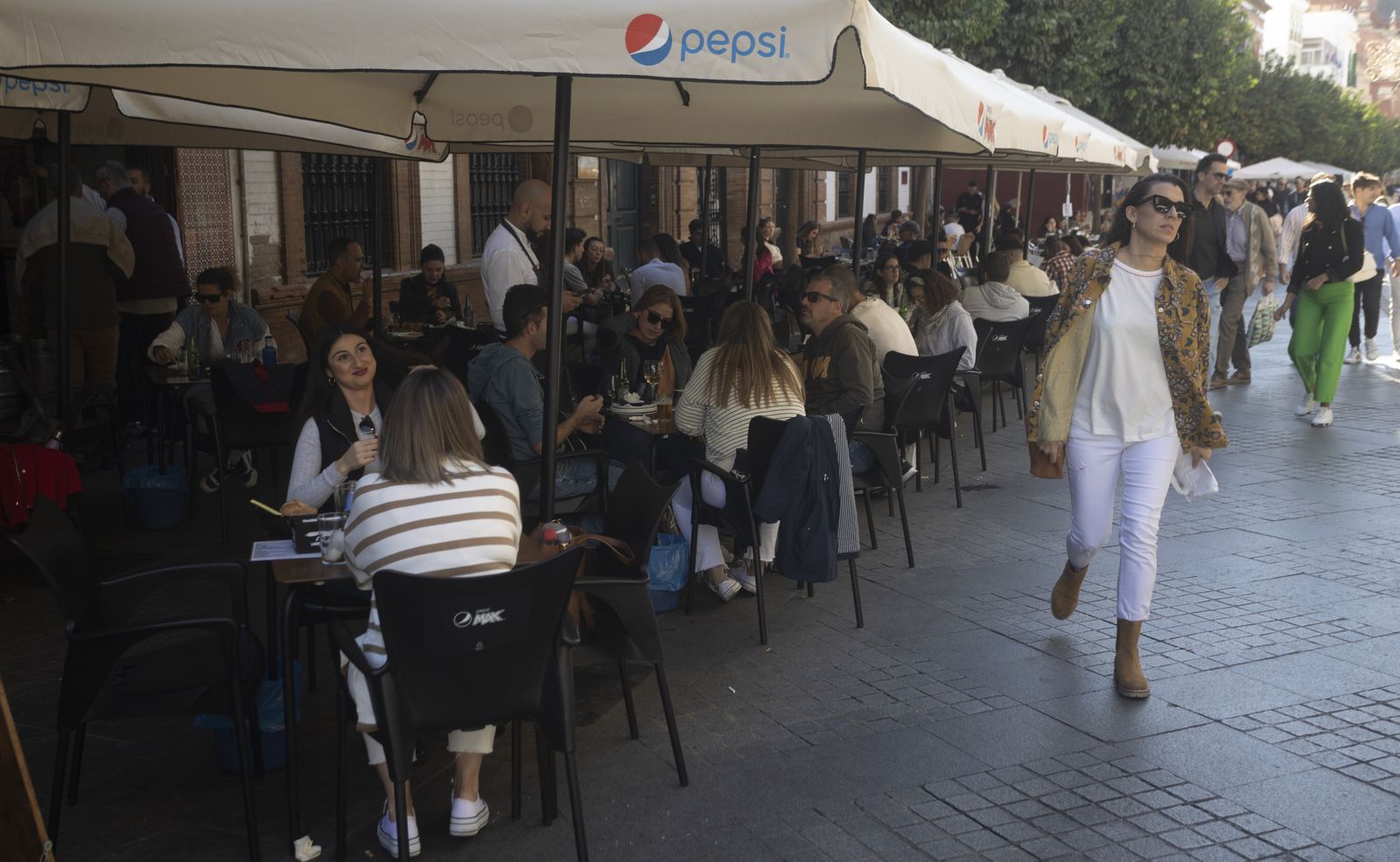 Ambiente festivo y terrazas llenas