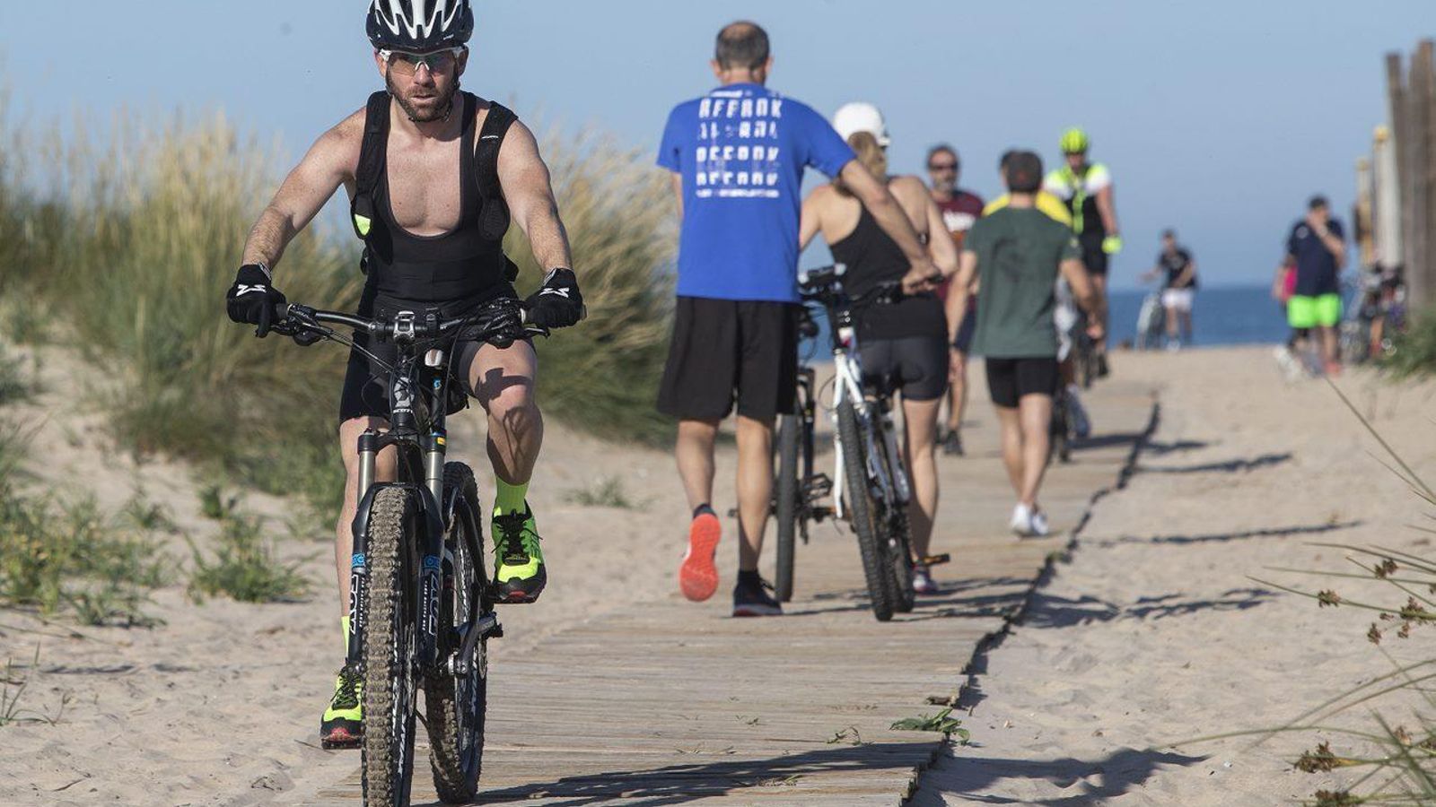 Acceso 1 abierto en Camposoto, para permitir la práctica deportiva en la playa. Acceso 1 abierto en Camposoto, para permitir la práctica deportiva en la playa.
