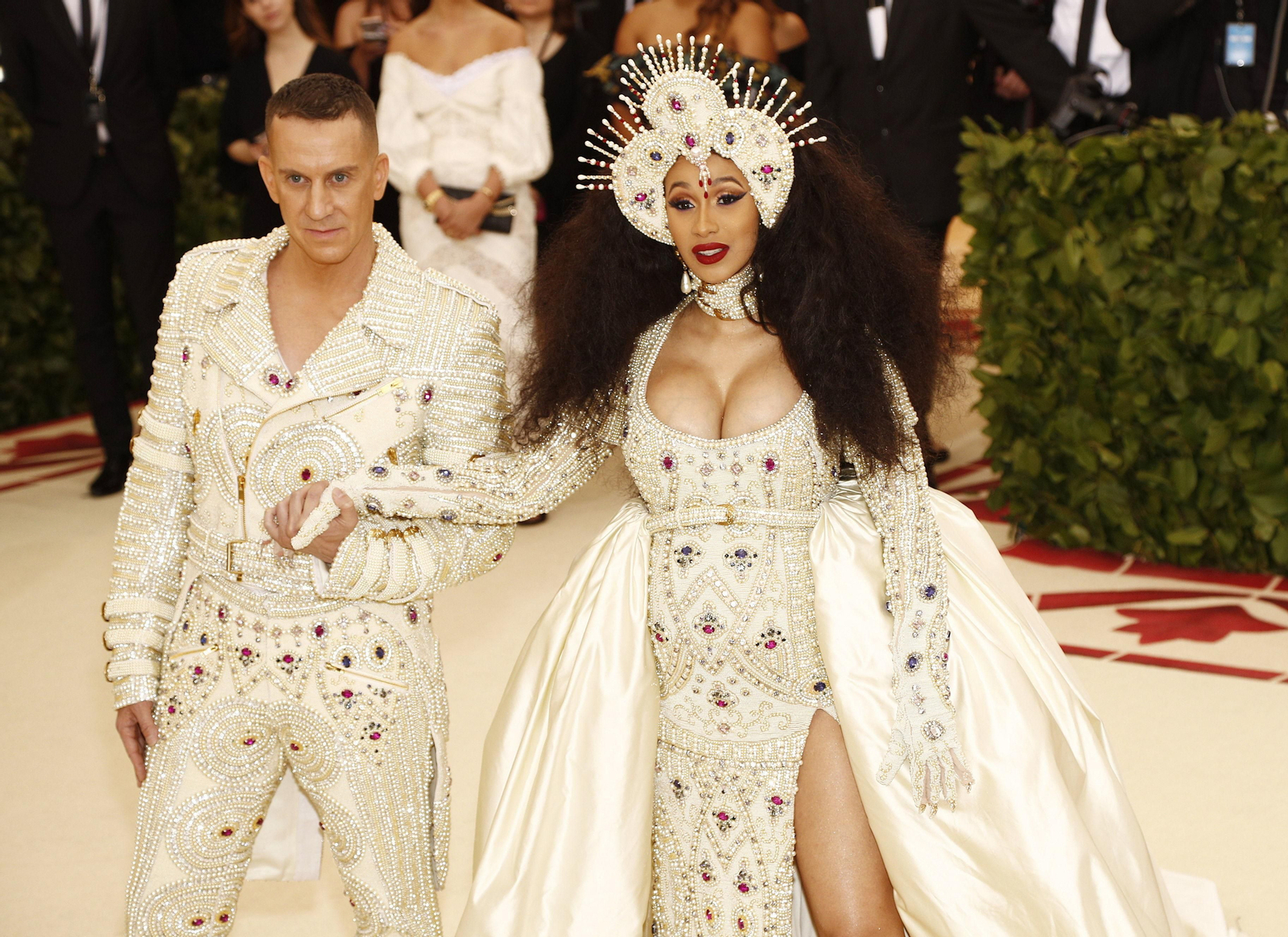 GALA MET 2018. Jeremy Scott y Cardi B de Moschino.