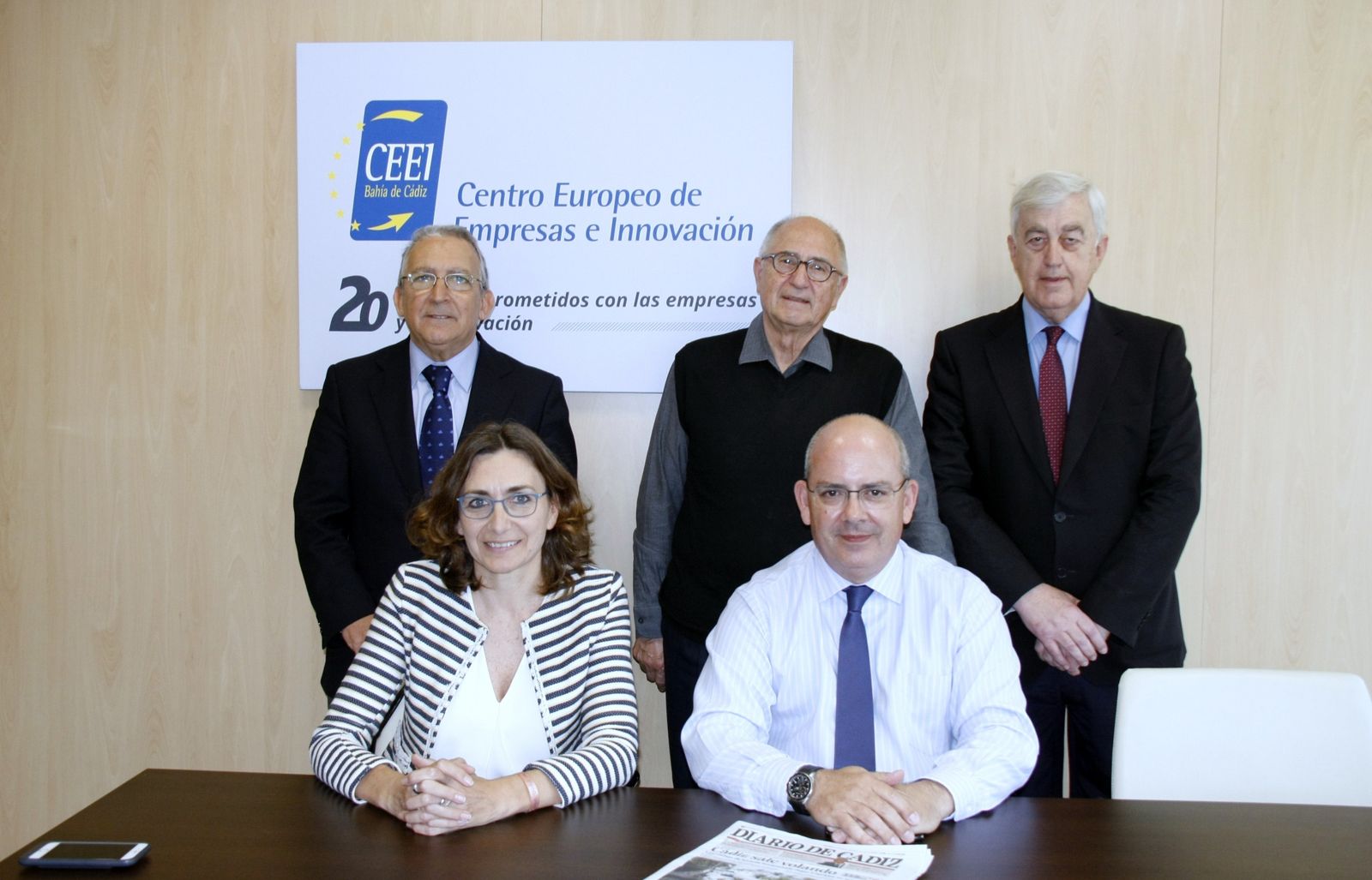 Los cinco presidentes del CEEI Bahía de Cádiz durante los últimos 20 años, posando juntos en las instalaciones de la entidad en El Puerto.