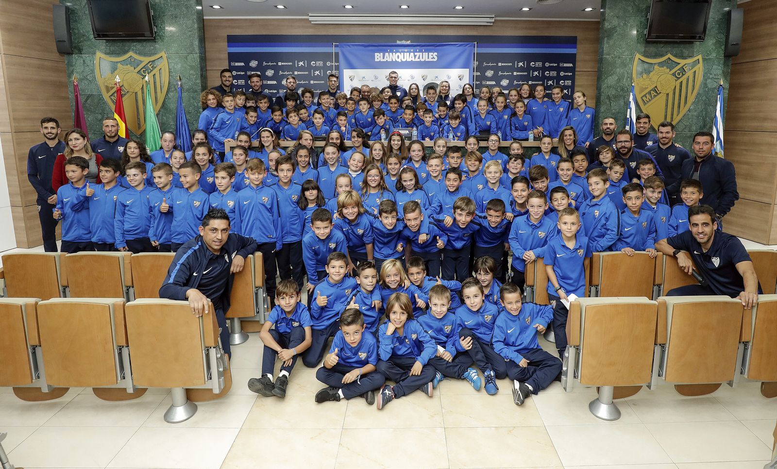 Foto de familia en la sala de prensa de La Rosaleda.