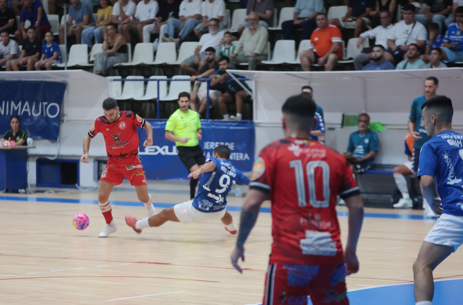 Imágenes del encuentro Xerez Toyota-Alchoyano en el Polideportivo Ruiz-Mateos de Jerez