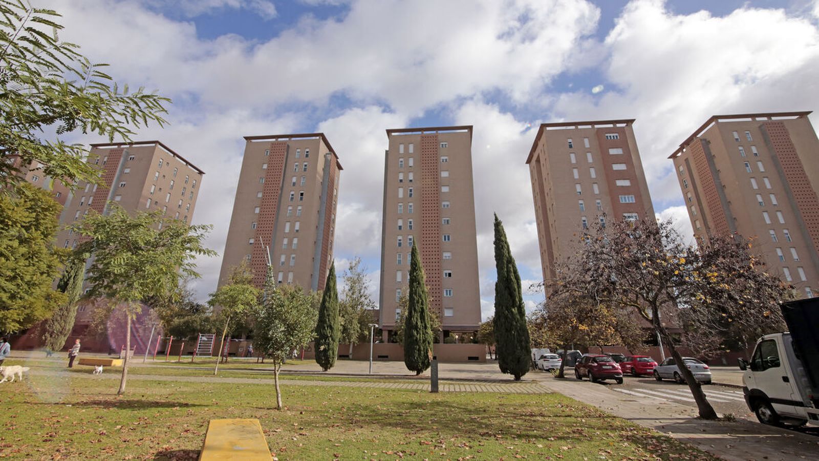 Edificios del residencial Renfurbis, junto a la avenida Nuestra Señora de la Paz.