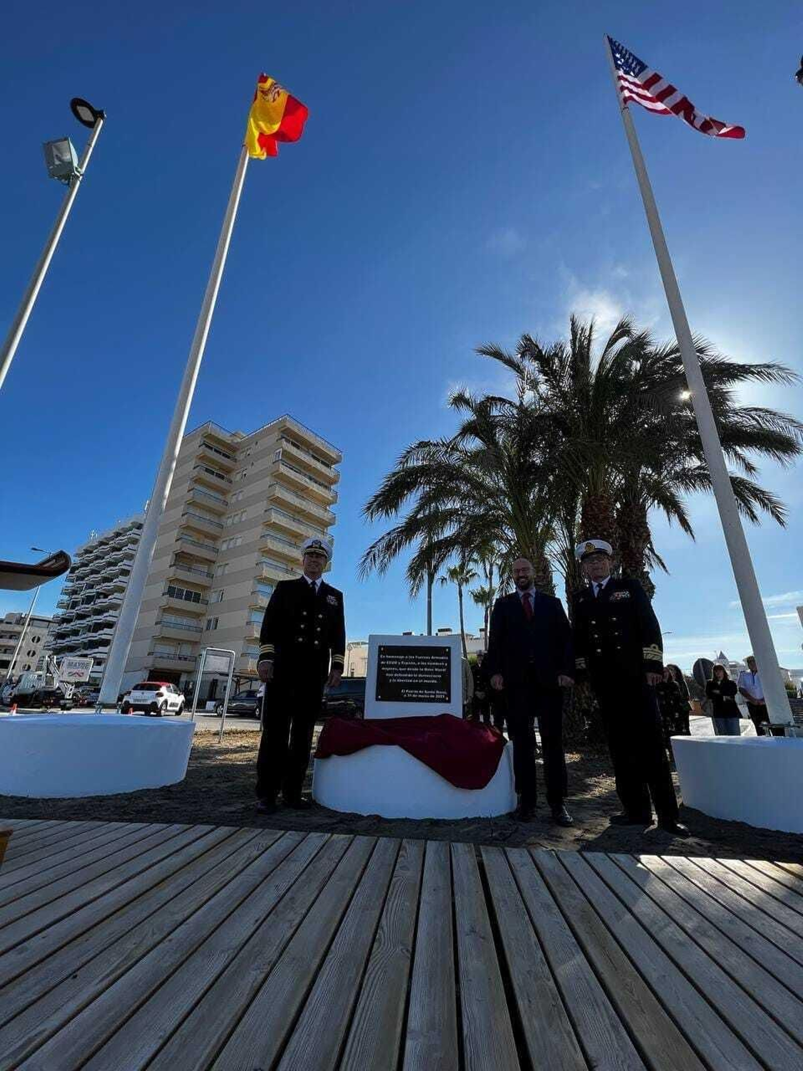 La rotonda cuenta con sendos mástiles para las banderas nacionales.