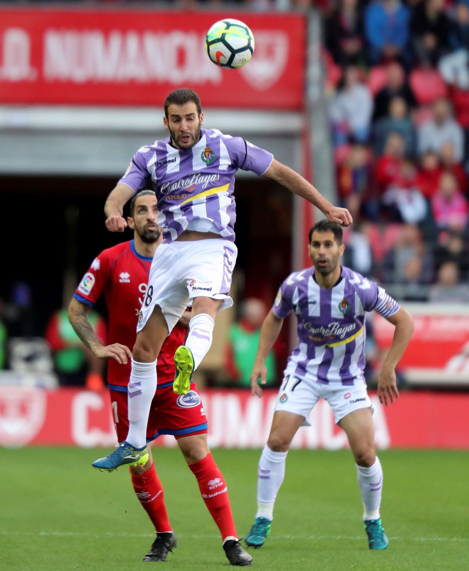 Borja Fernández se eleva para despejar un balón ante un rival.
