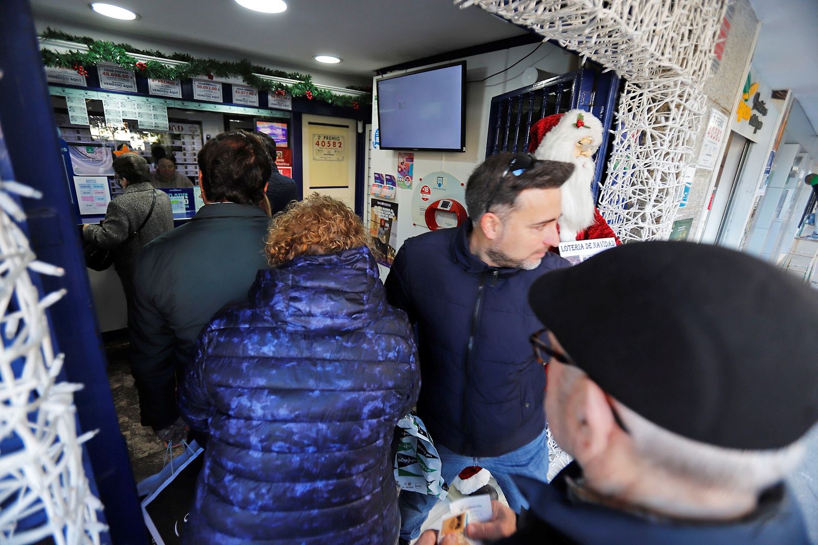 Varias personas en una administración de lotería.
