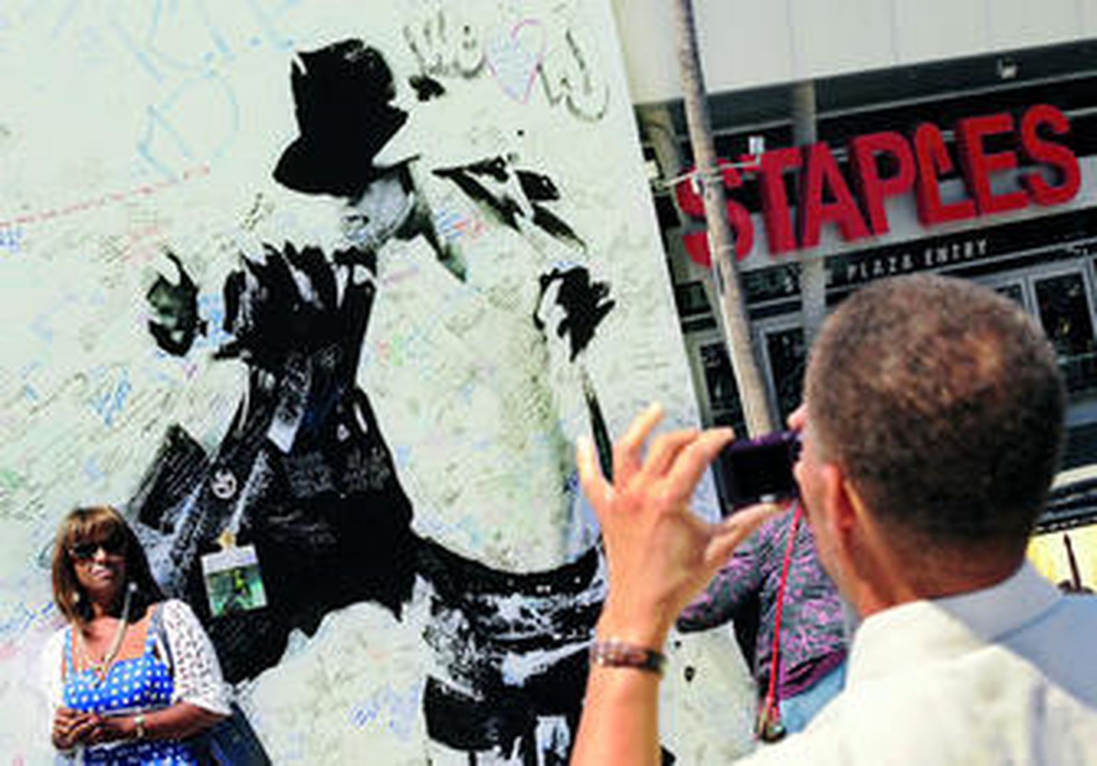 Los fans continúan acudiendo a los aledaños del estadio donde se rendirá homenaje a Jackson.