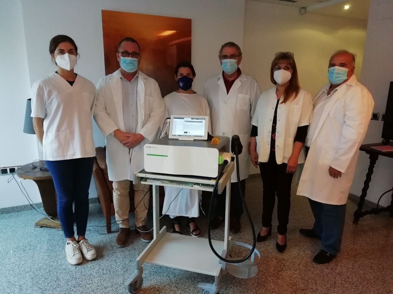 Los facultativos en la presentación de la técnica, con el aparato en primer plano.