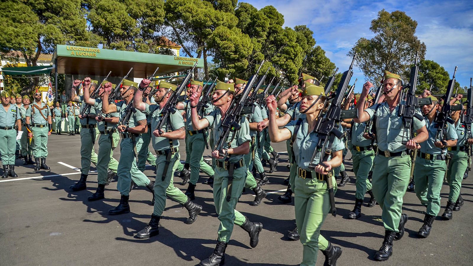 Parada militar en honor de San Juan Bosco en la base de la Legión.