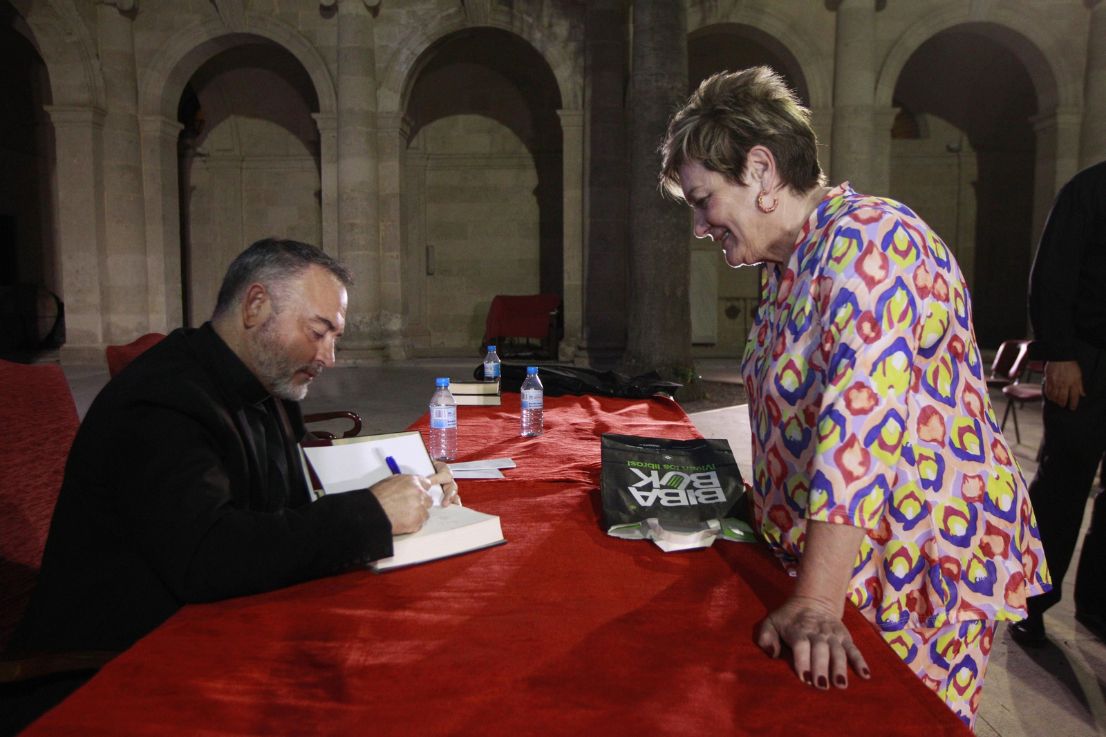 El escritor Jesús Sánchez Adalid, protagonista de Diario de los Libros, en la Catedral de Almería