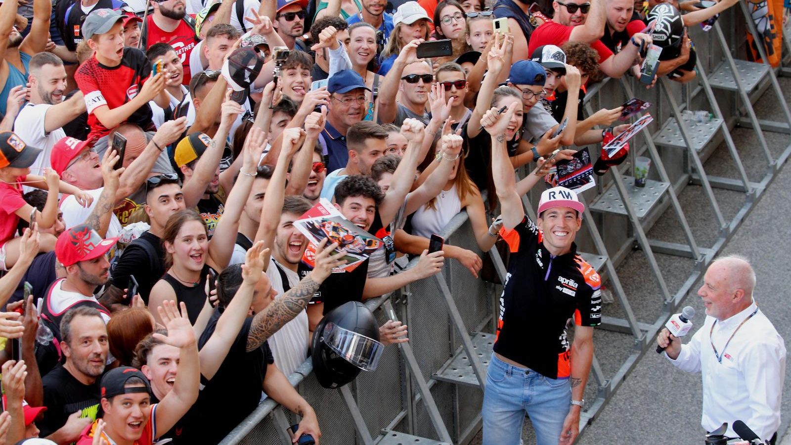 Aleix Espargaró, que lucha por el título de MotoGP, se ha dado un baño de masas en el Circuito de Cataluña.