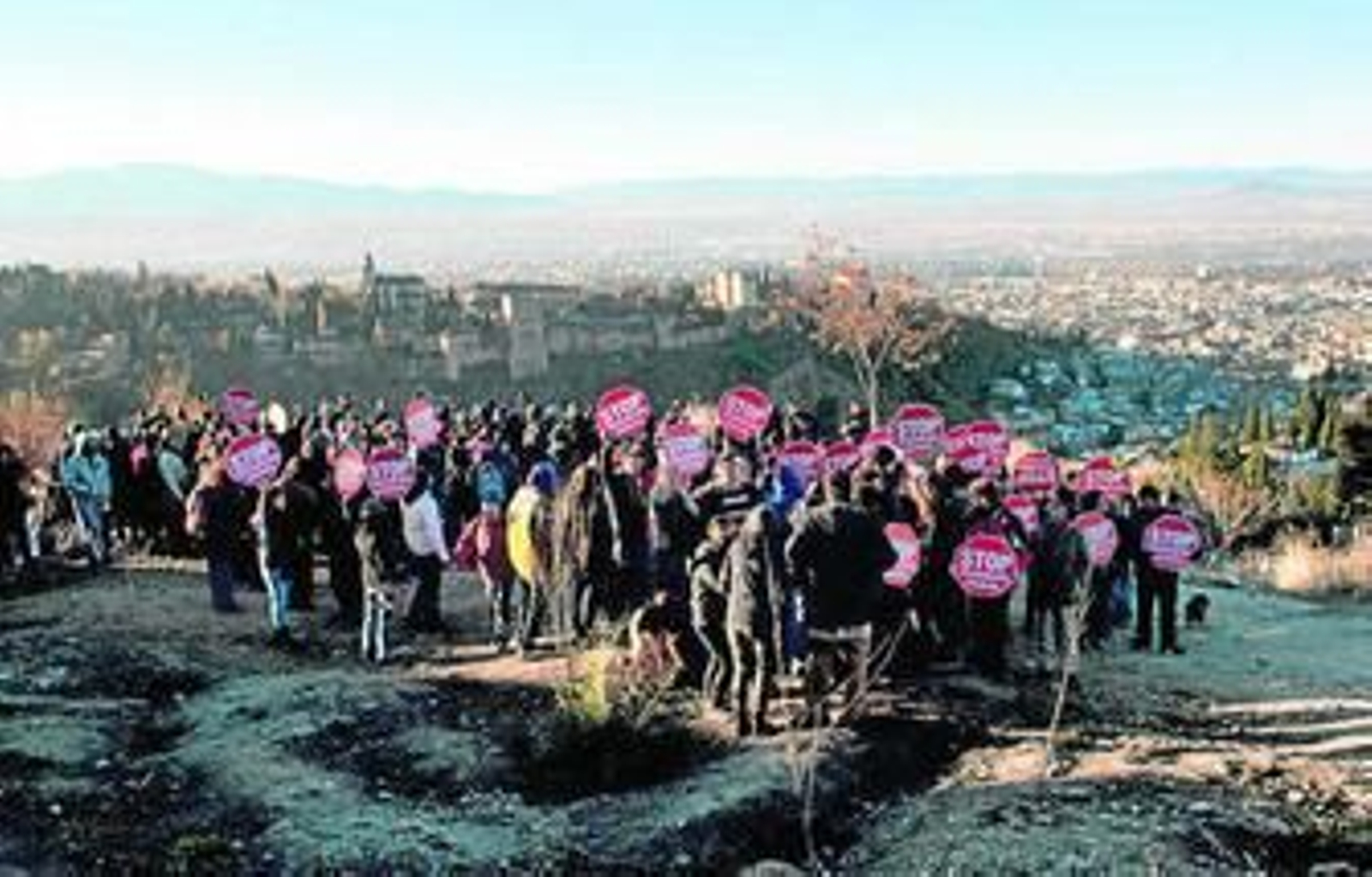 Más de 250 personas se concentraron el martes para apoyar a los ocupantes.