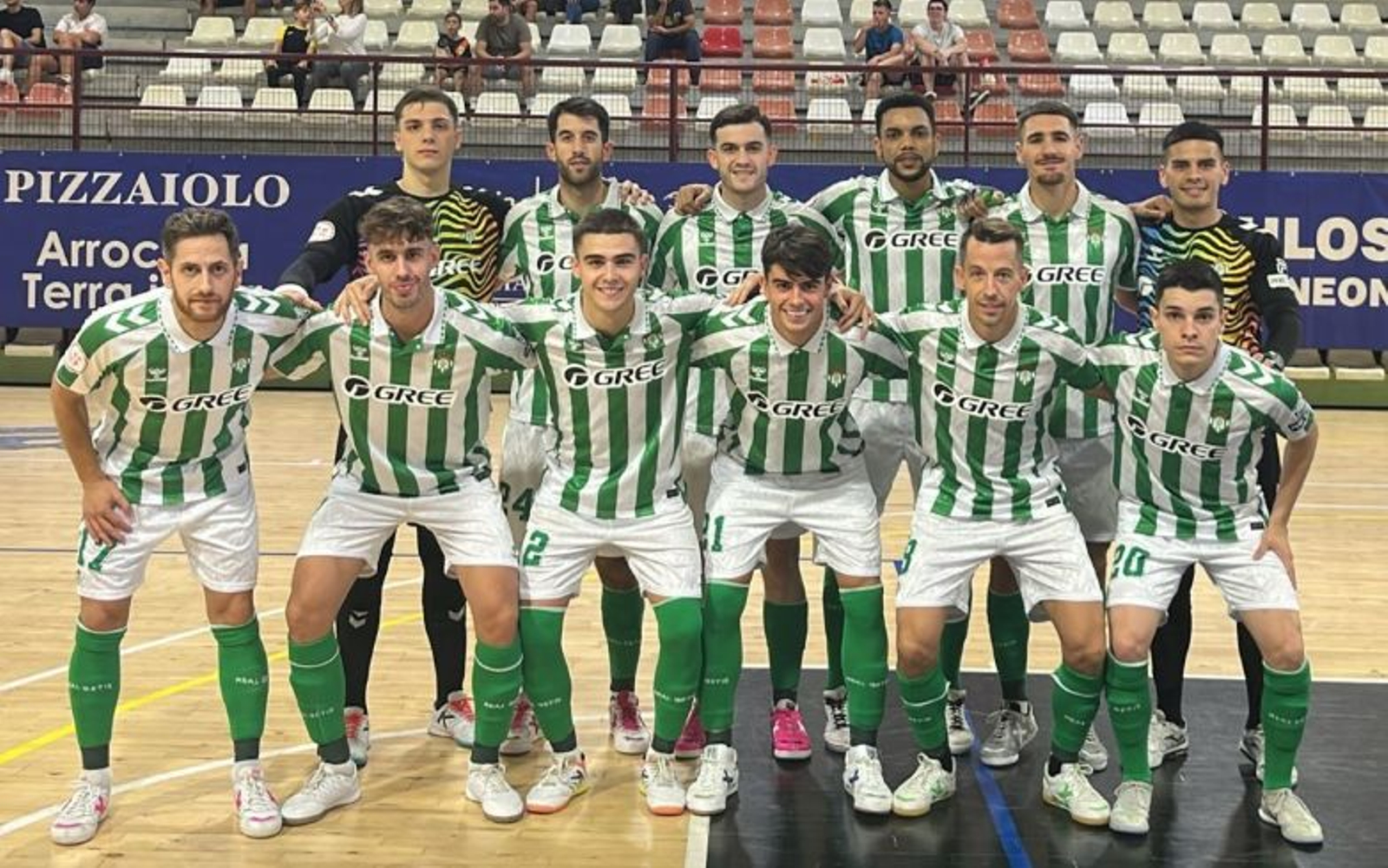 Los jugadores convocados del Betis Futsal forman antes del encuentro ante el Levante en Paterna.