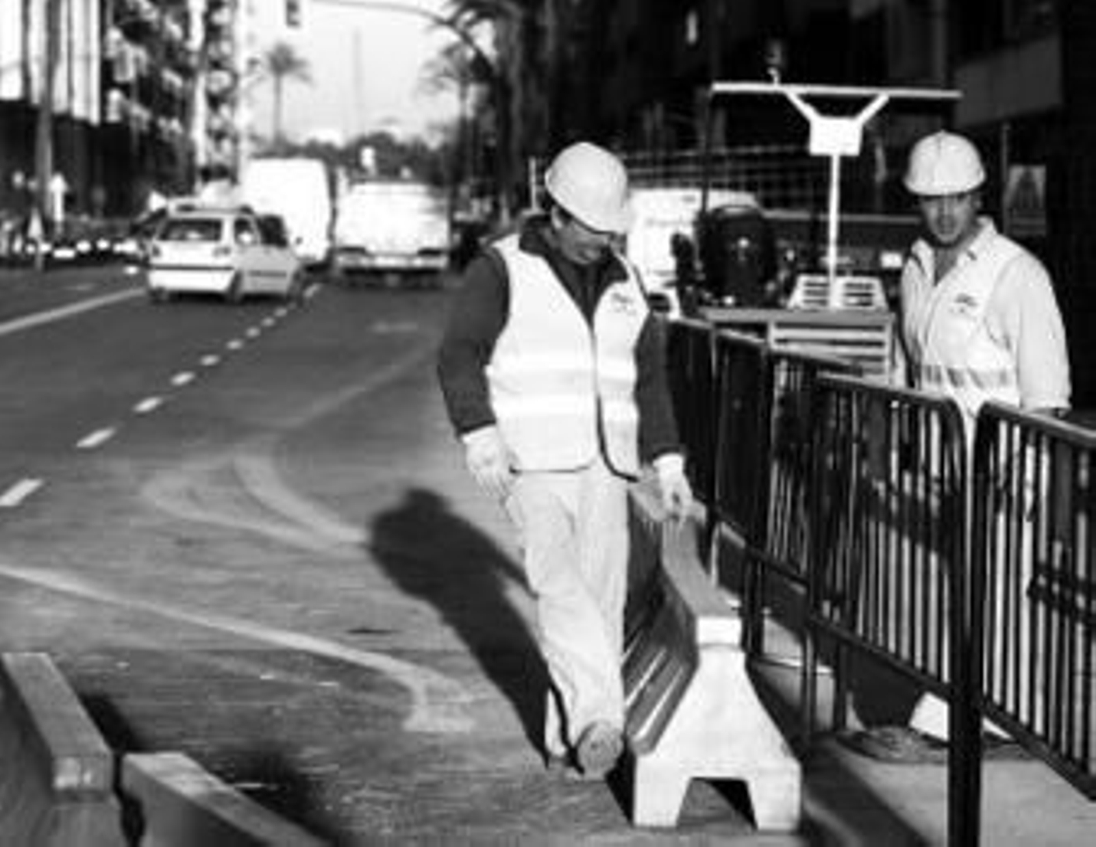 Un operario del Metro retira los últimos 'newjersey' de la calzada.