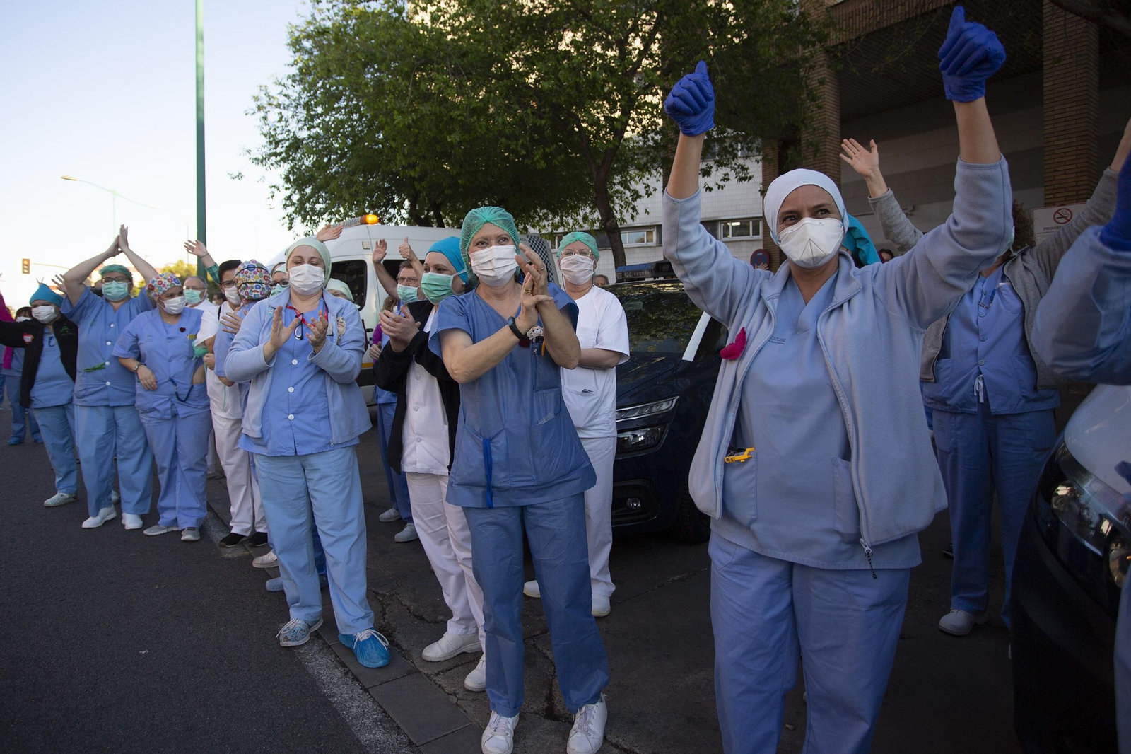 Sanitarios del Hospital Virgen Macarena responden al homenaje diario de los sevillanos.