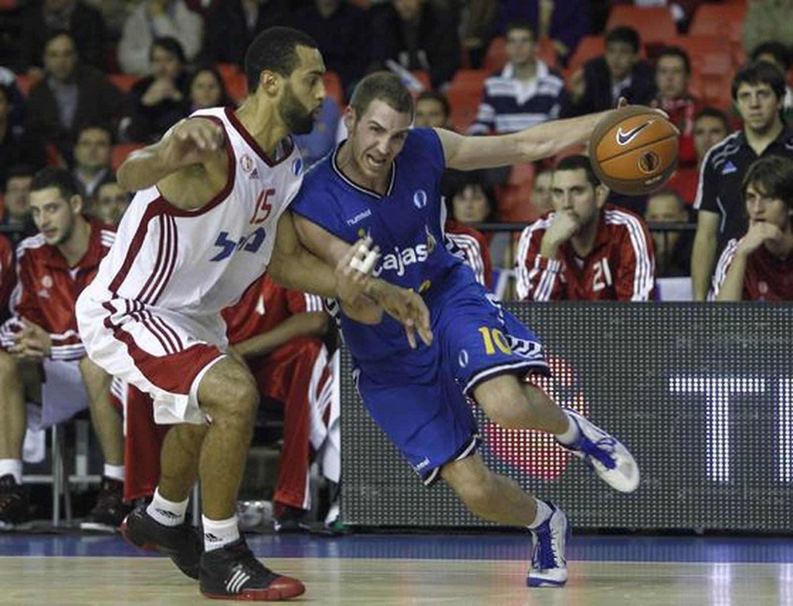 El Cajasol vuelve a perder (72-76), esta vez contra el Hapoel Jerusalén, en un partido con alternativas en el que tuvo en triunfo en sus manos, pero lo dejó escapar.

Foto: Antonio Pizarro
