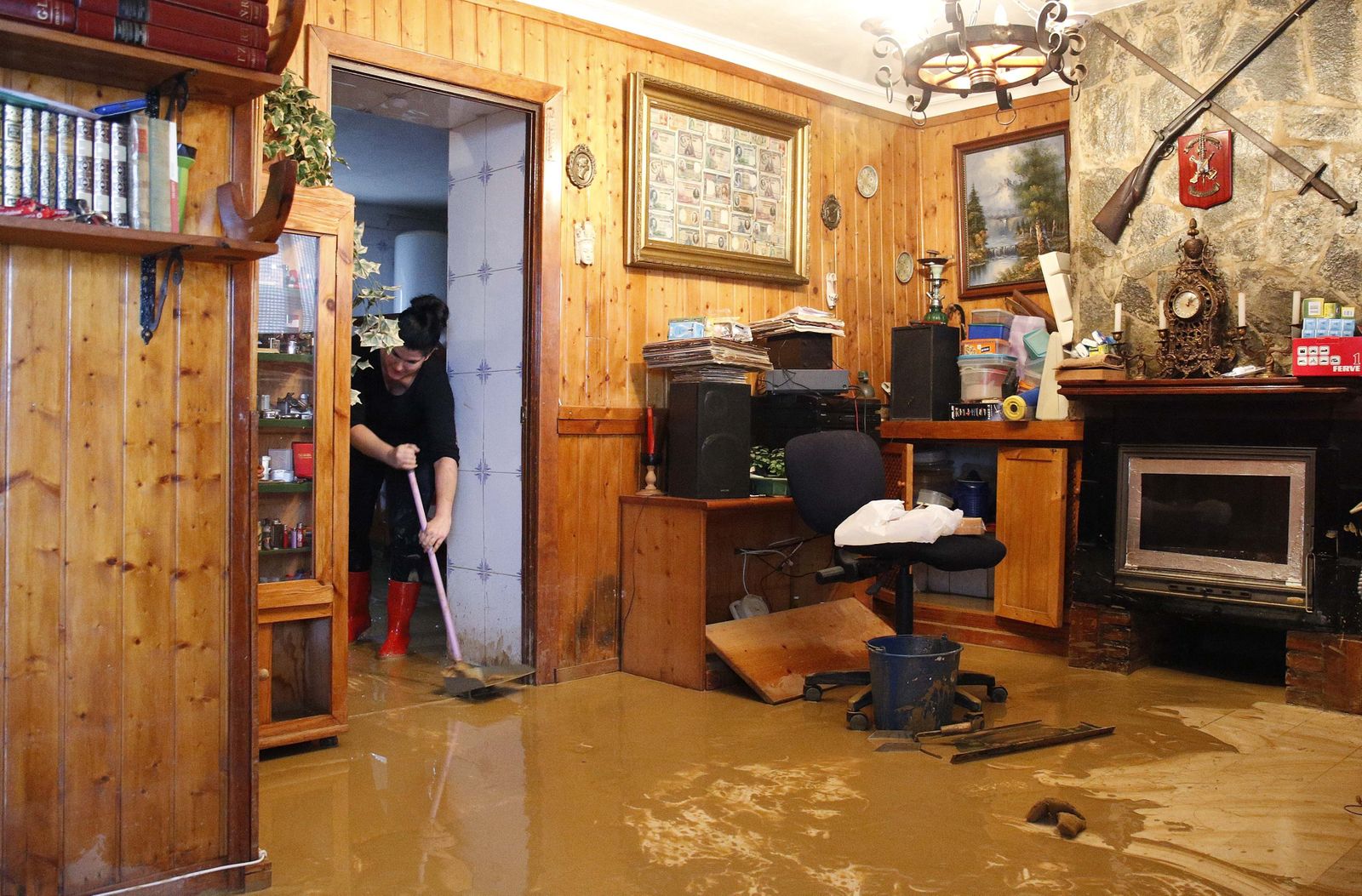 Una vecina de Cártama limpia el interior de su vivienda.