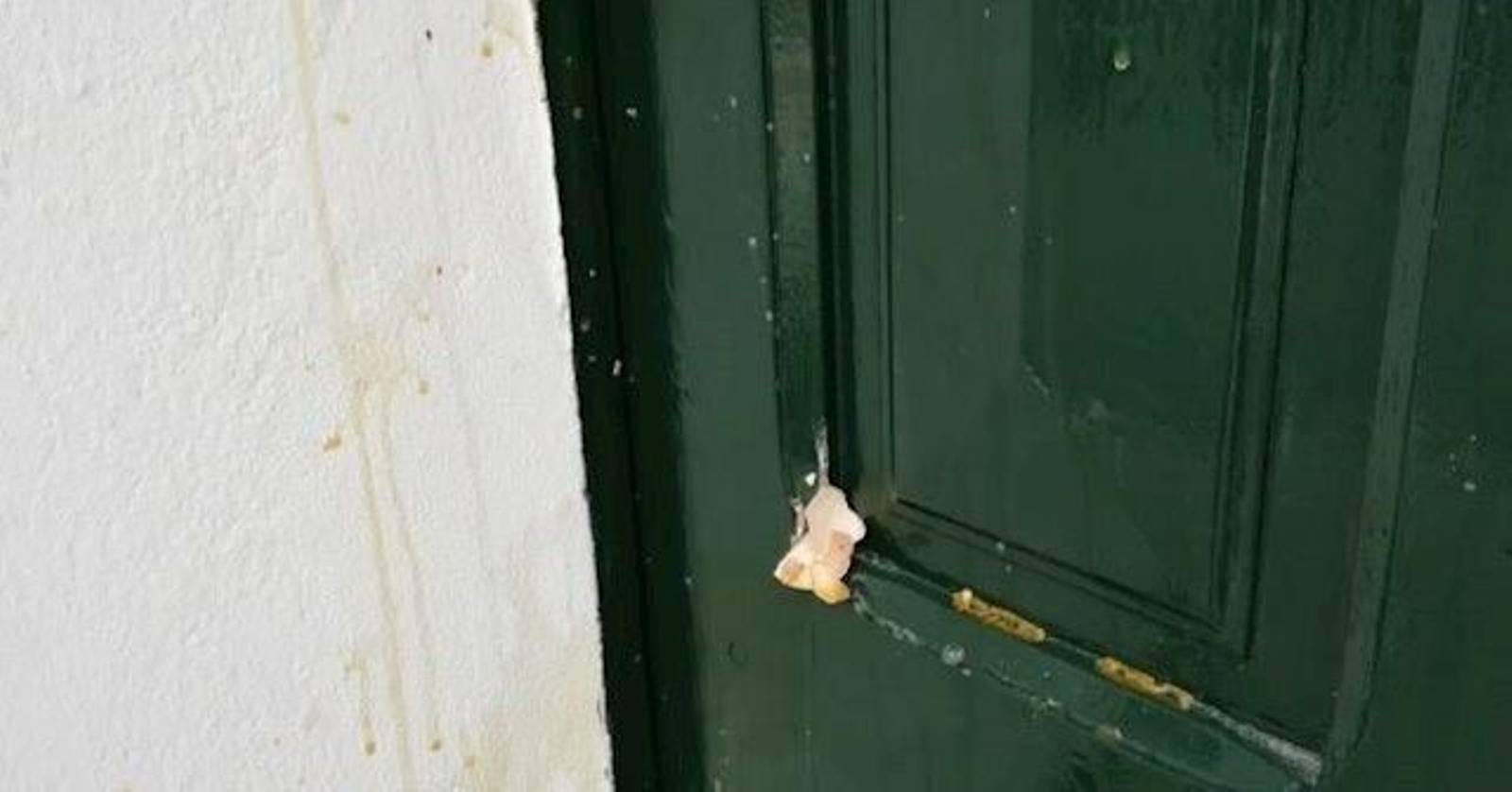 Restos de huevo en la puerta y la fachada de la Casa del Pueblo del PSOE. Restos de huevo en la puerta y la fachada de la Casa del Pueblo del PSOE.