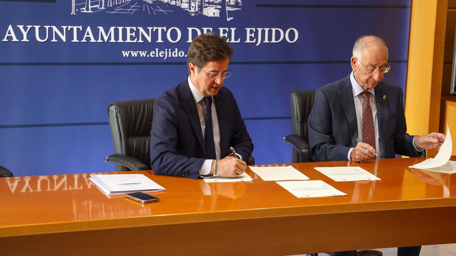 Momento de la firma del convenio.
